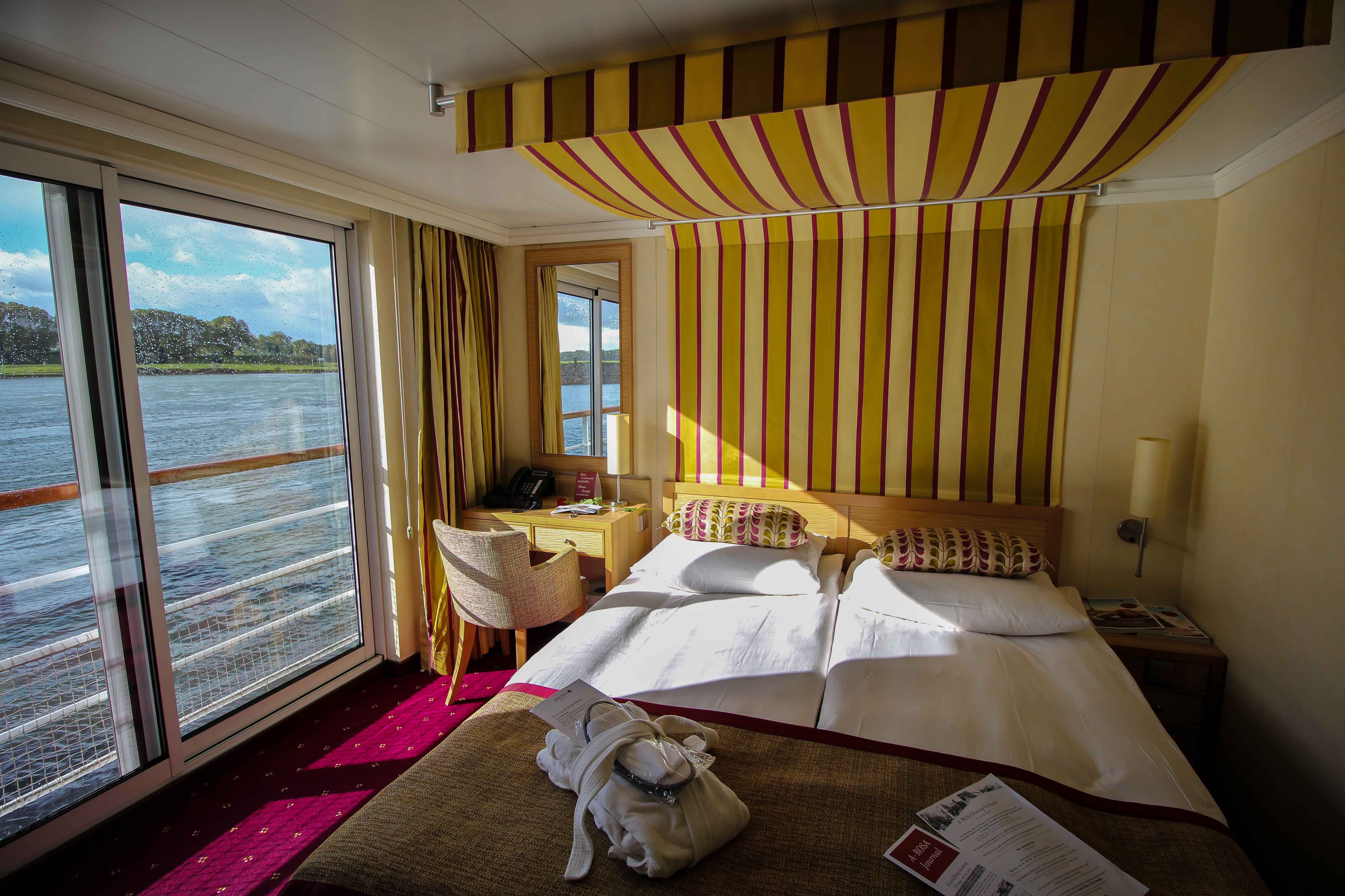 Außenkabine mit französischem Balkon Bett Flusskreuzfahrt A-ROSA SILVA Kreuzfahrtschiff Flusskreuzfahrt Reiseblog