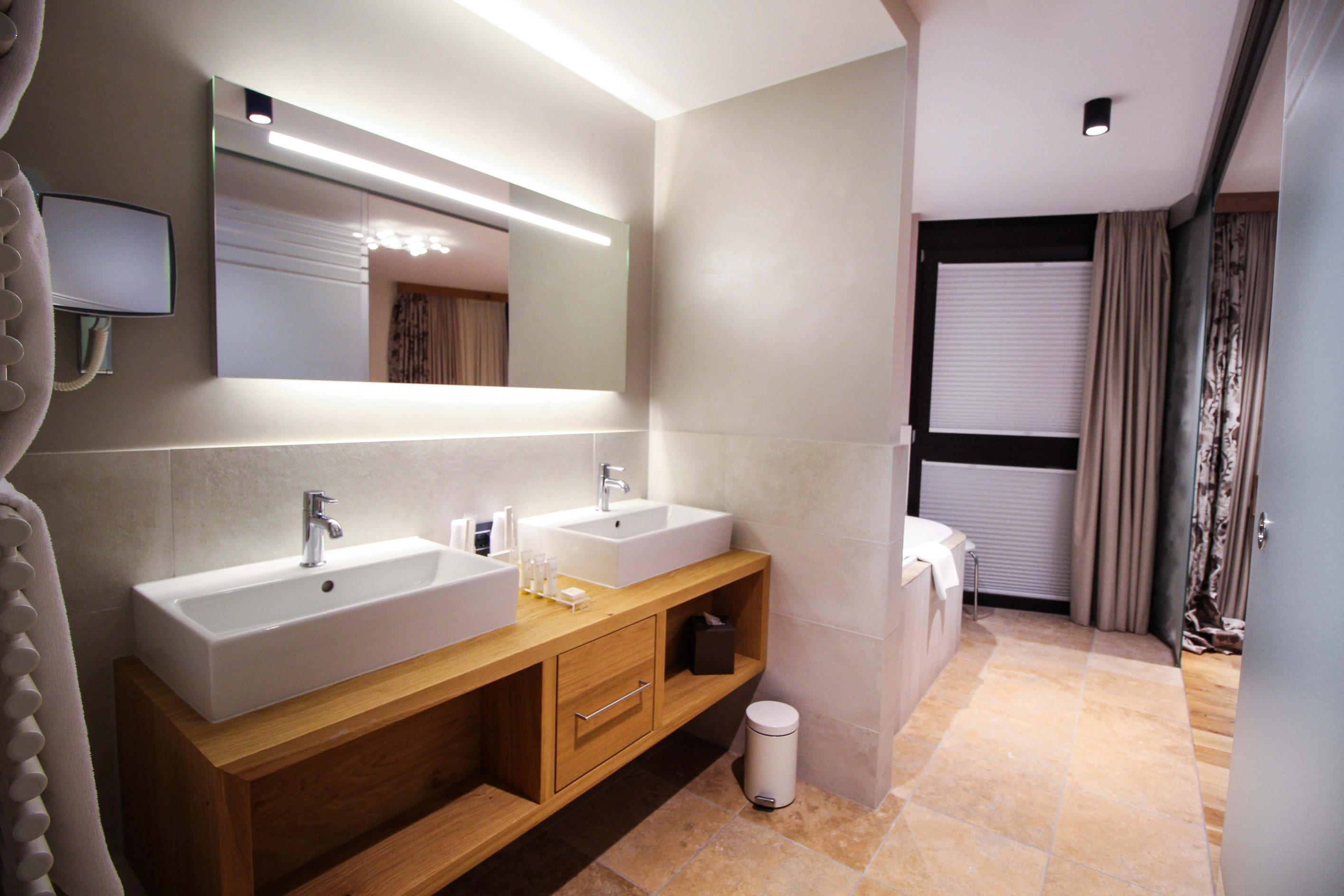 Das Central Sölden 5-Sterne Wellnesshotel Luxushotel Sölden Tirol Österreich Doppelzimmer Reiseblog offenes Badezimmer modern Waschbecken