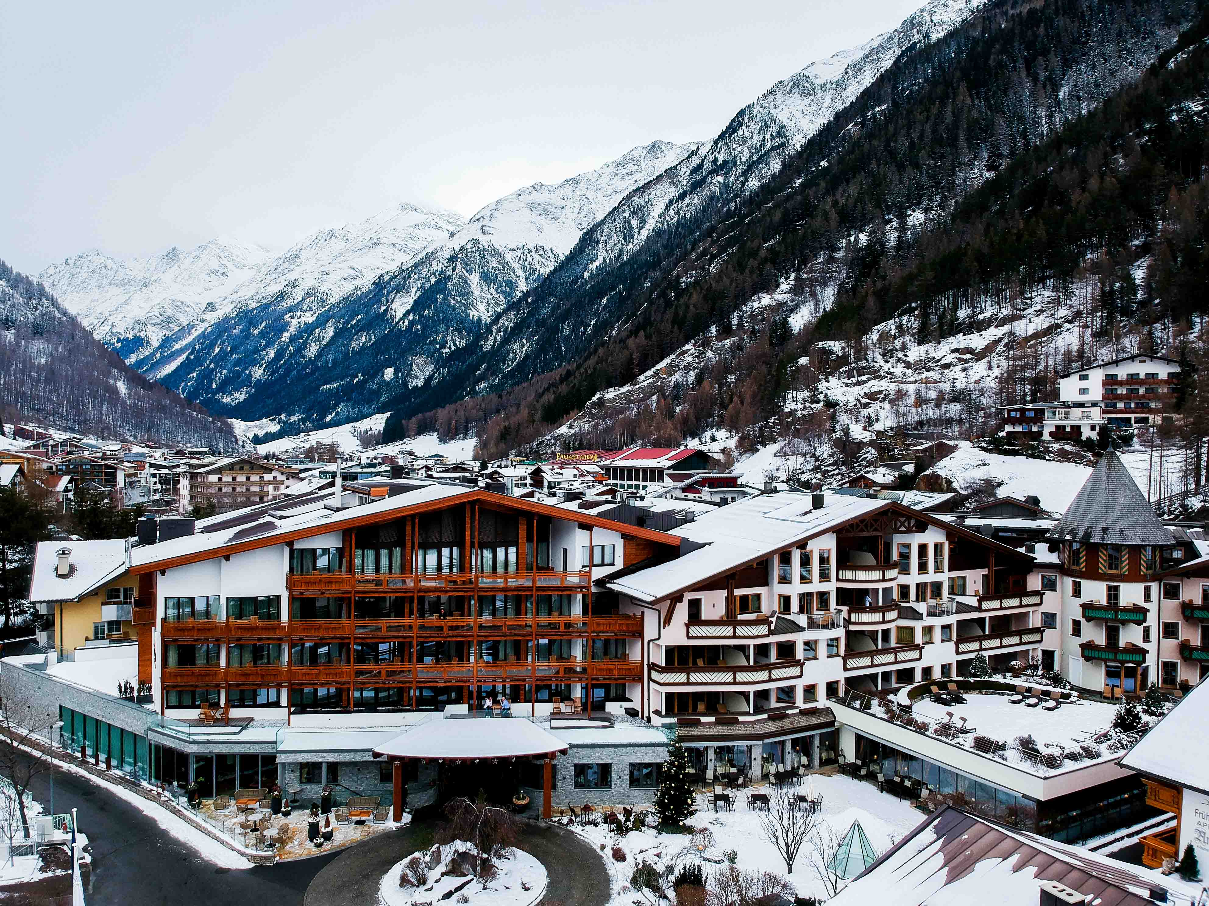  Das-Central-Sölden-5-Sterne-Wellnesshotel-Luxushotel-Sölden-Tirol-Österreich-Drohne-Luftaufnahme-Schnee-Reiseblog