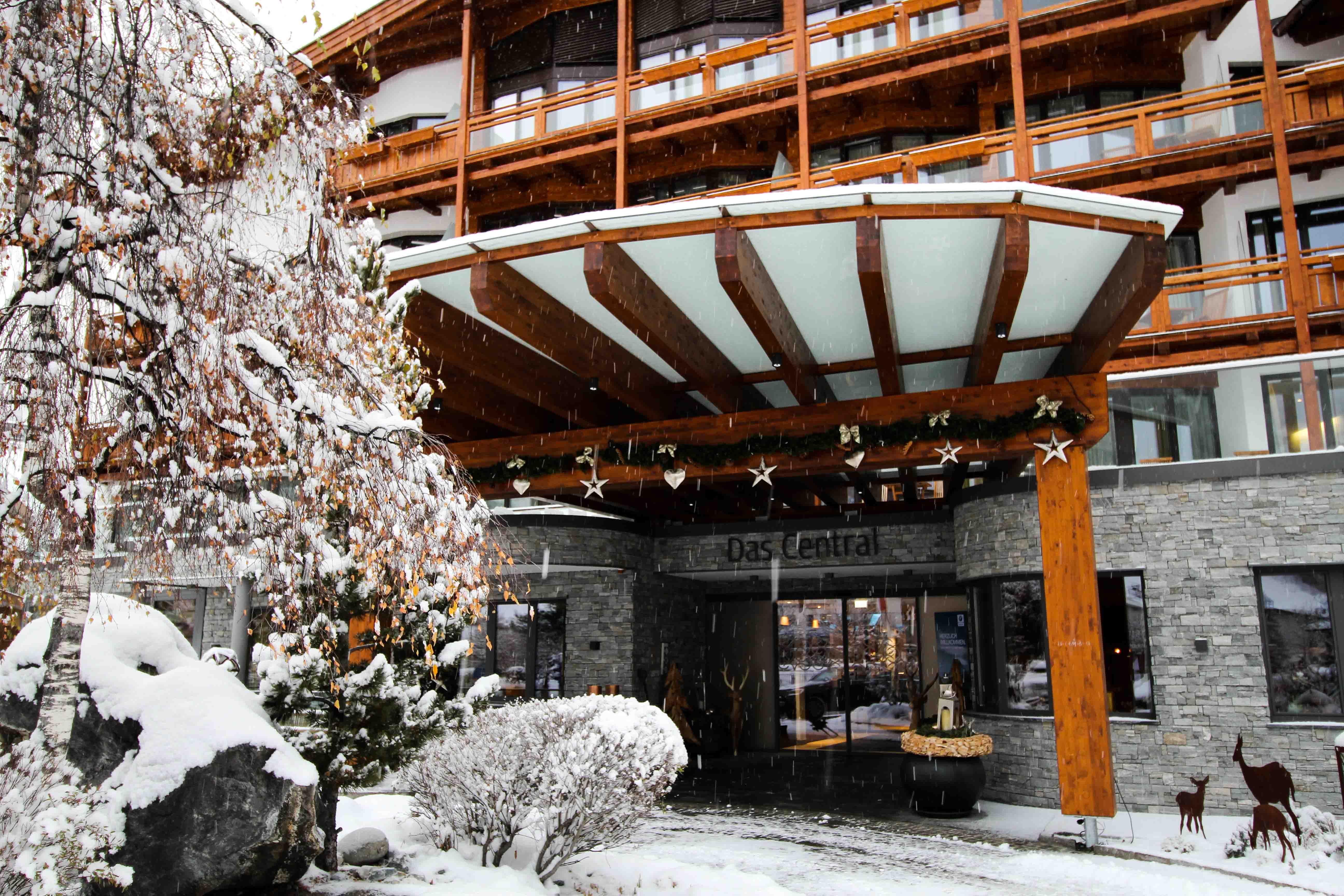 Das Central Sölden 5-Sterne Wellnesshotel Luxushotel Sölden Tirol Österreich Schneelandschaft Winterurlaub Reiseblog