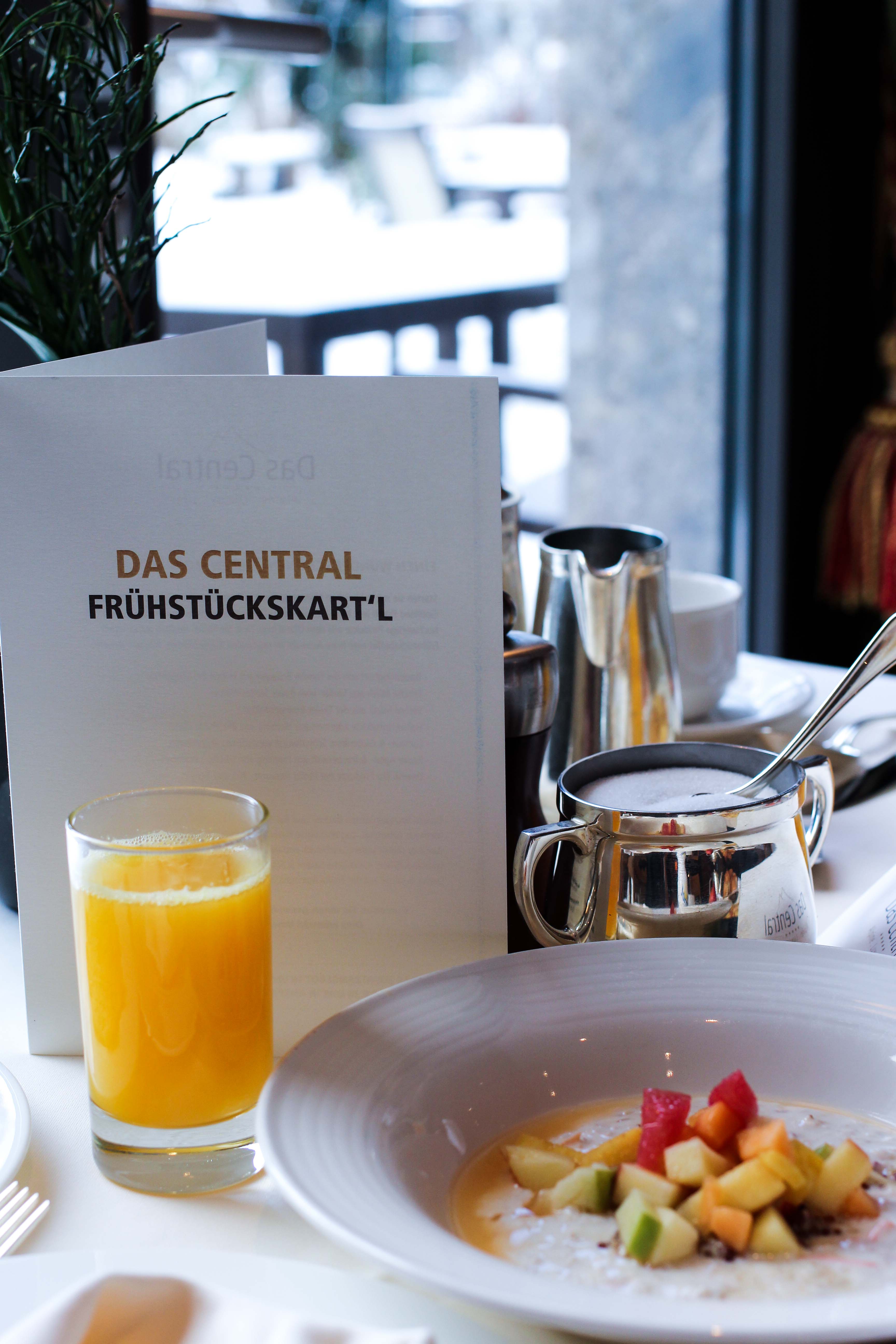 Frühstück frischer Osaft Früchte Gourmethotel Das Central Sölden 5-Sterne Luxushotel Sölden Tirol Österreich Winterurlaub Reiseblog