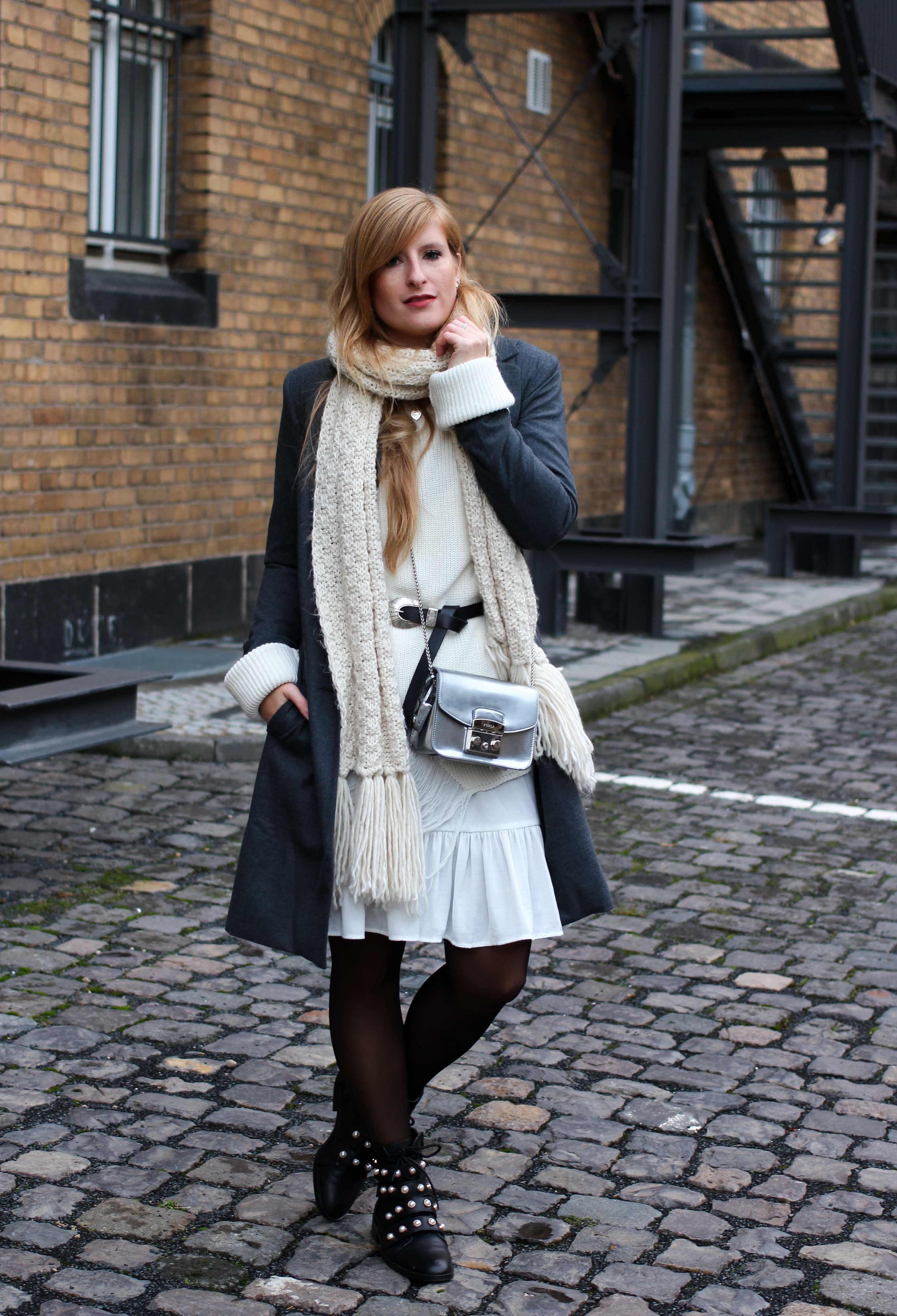 Winter-Layering weißes Kleid, Ripped Pullover Asos schwarze Strumpfhose Hunkemöller kombinieren Outfit Modeblog bonn 1
