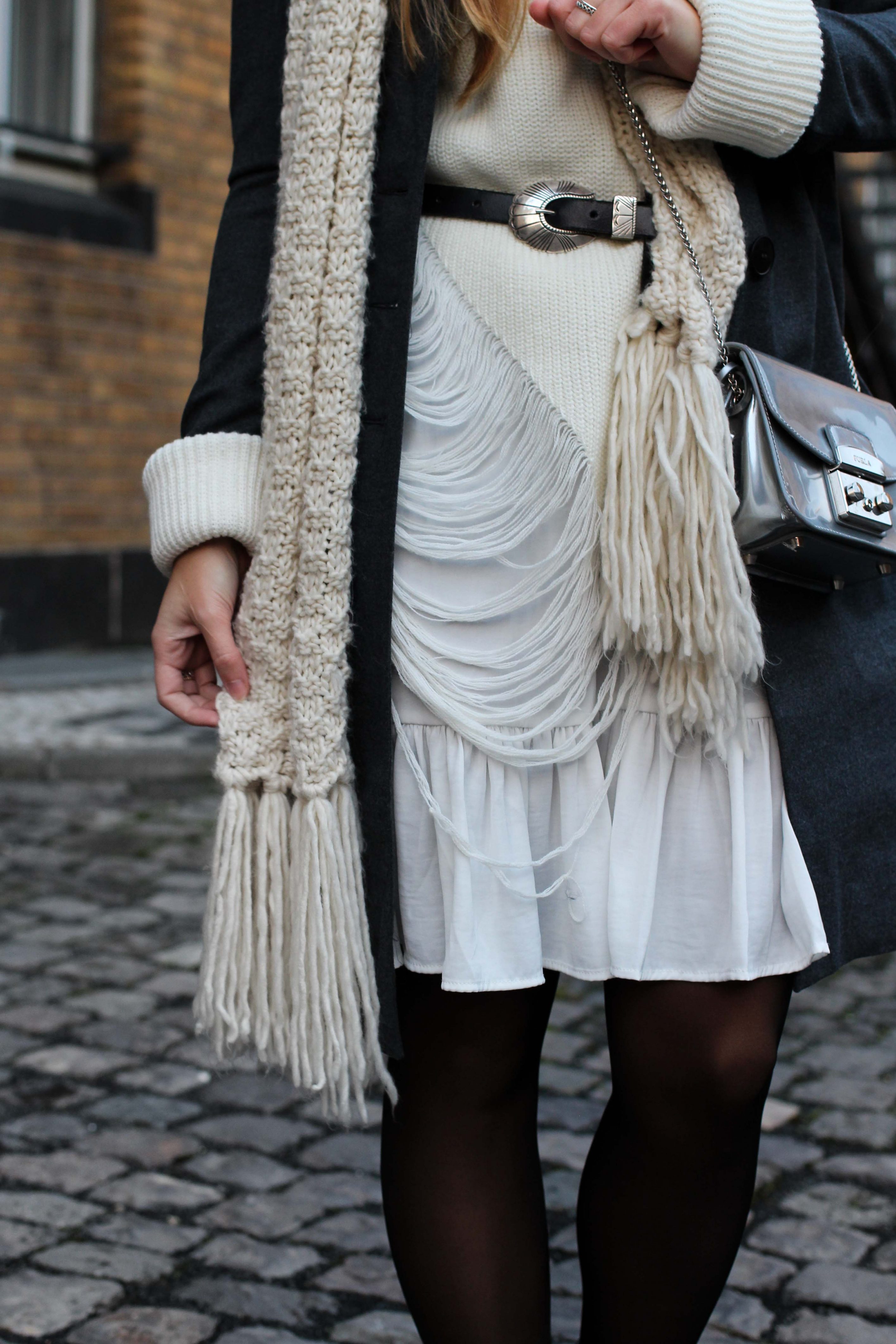 Winter-Layering weißes Kleid, Ripped Pullover Asos schwarze Strumpfhose Hunkemöller kombinieren Outfit Modeblog bonn 2