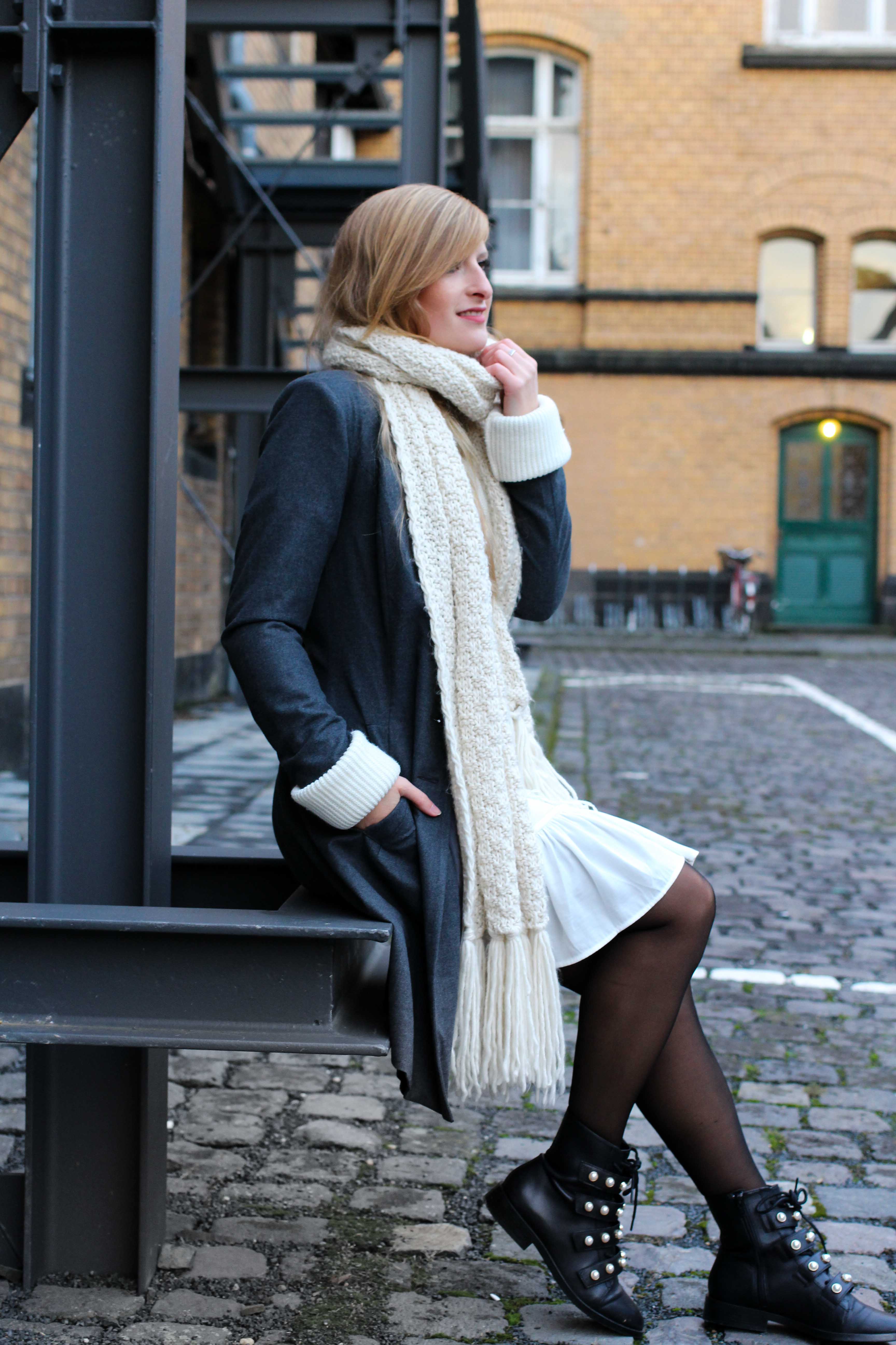 Winter-Layering weißes Kleid, Ripped Pullover Asos schwarze Strumpfhose Hunkemöller kombinieren Outfit Modeblog bonn 4
