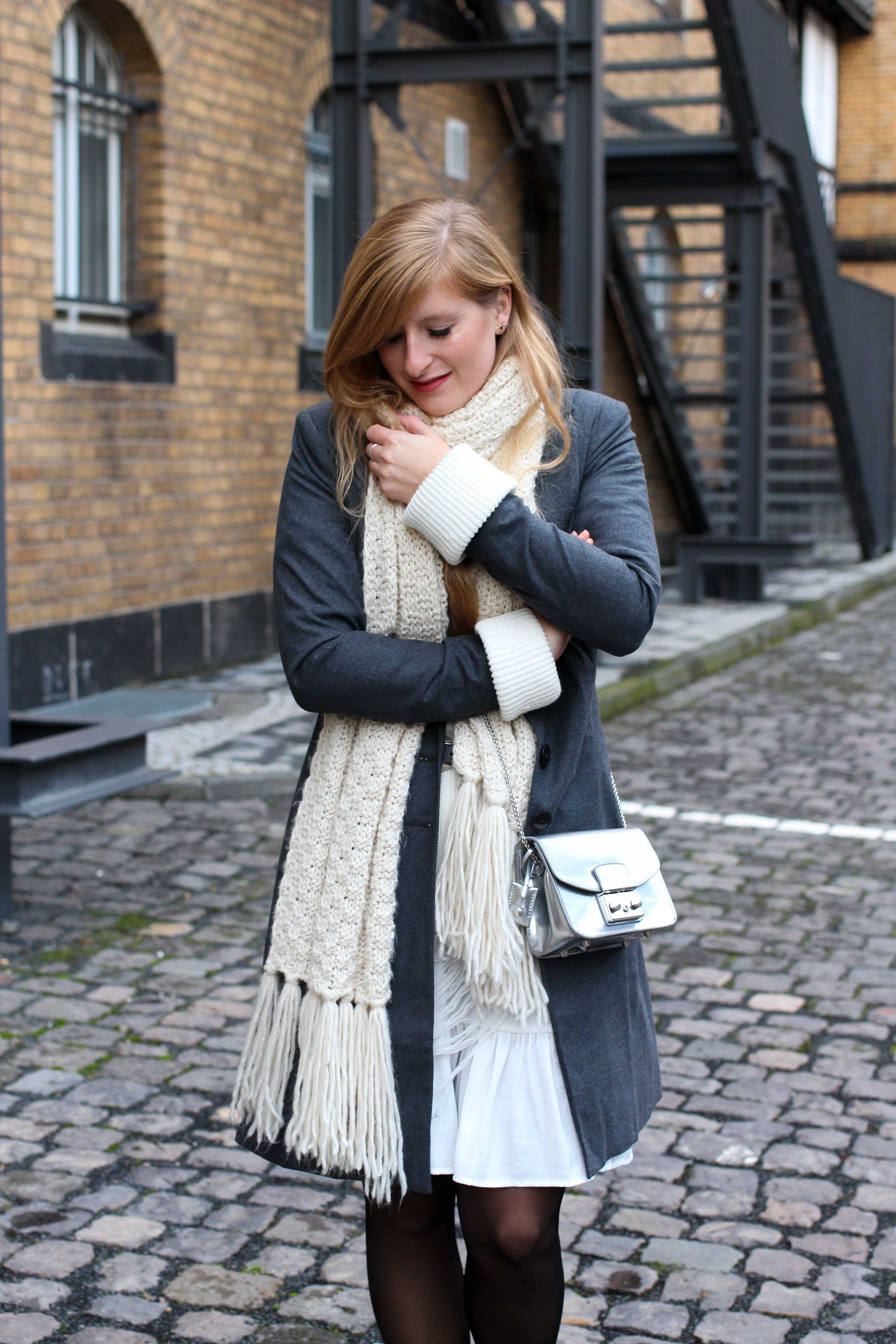 Winter-Layering weißes Kleid, Ripped Pullover Asos schwarze Strumpfhose Hunkemöller kombinieren Outfit Modeblog bonn 5