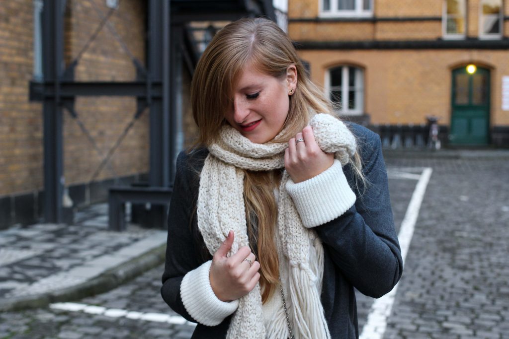 Winter-Layering weißes Kleid, Ripped Pullover Asos schwarze Strumpfhose Hunkemöller kombinieren Outfit Modeblog bonn 9