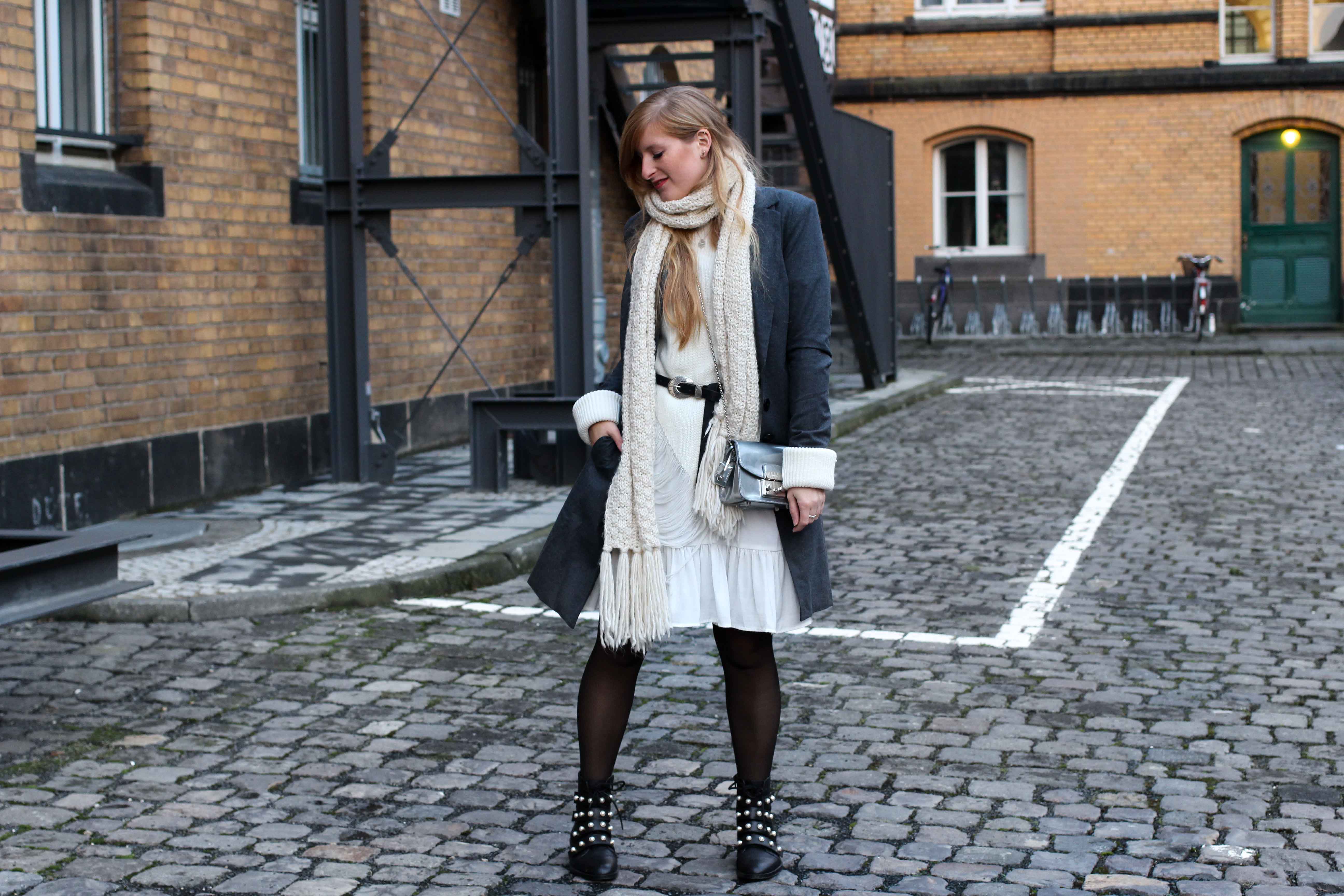 Winter-Layering weißes Kleid, Ripped Pullover Asos schwarze Strumpfhose Hunkemöller kombinieren Outfit Modeblog bonn 94