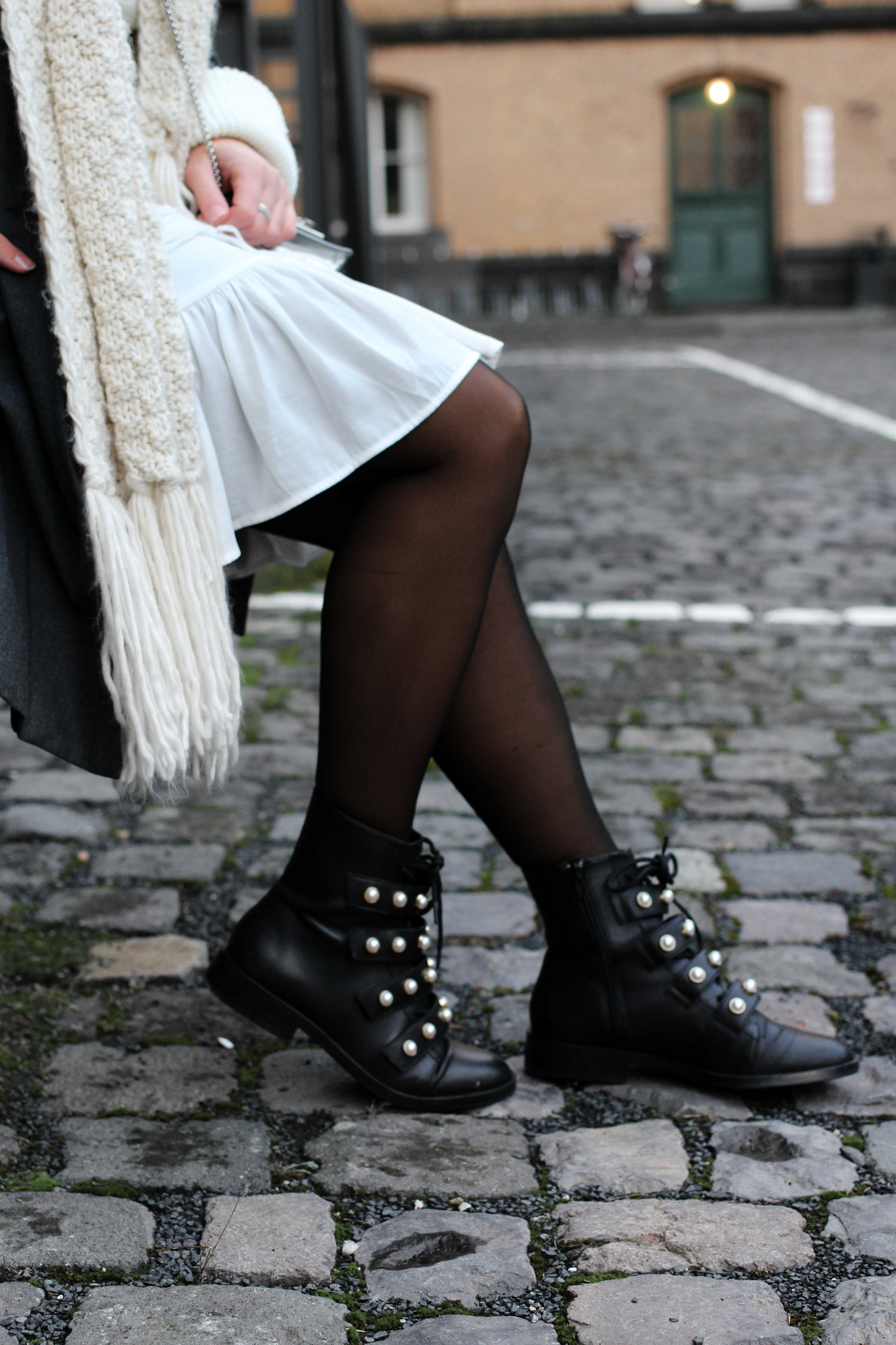 Winter-Layering weißes Kleid, Zara Boots Perlen schwarze Strumpfhose Hunkemöller kombinieren Outfit Modeblog bonn 8