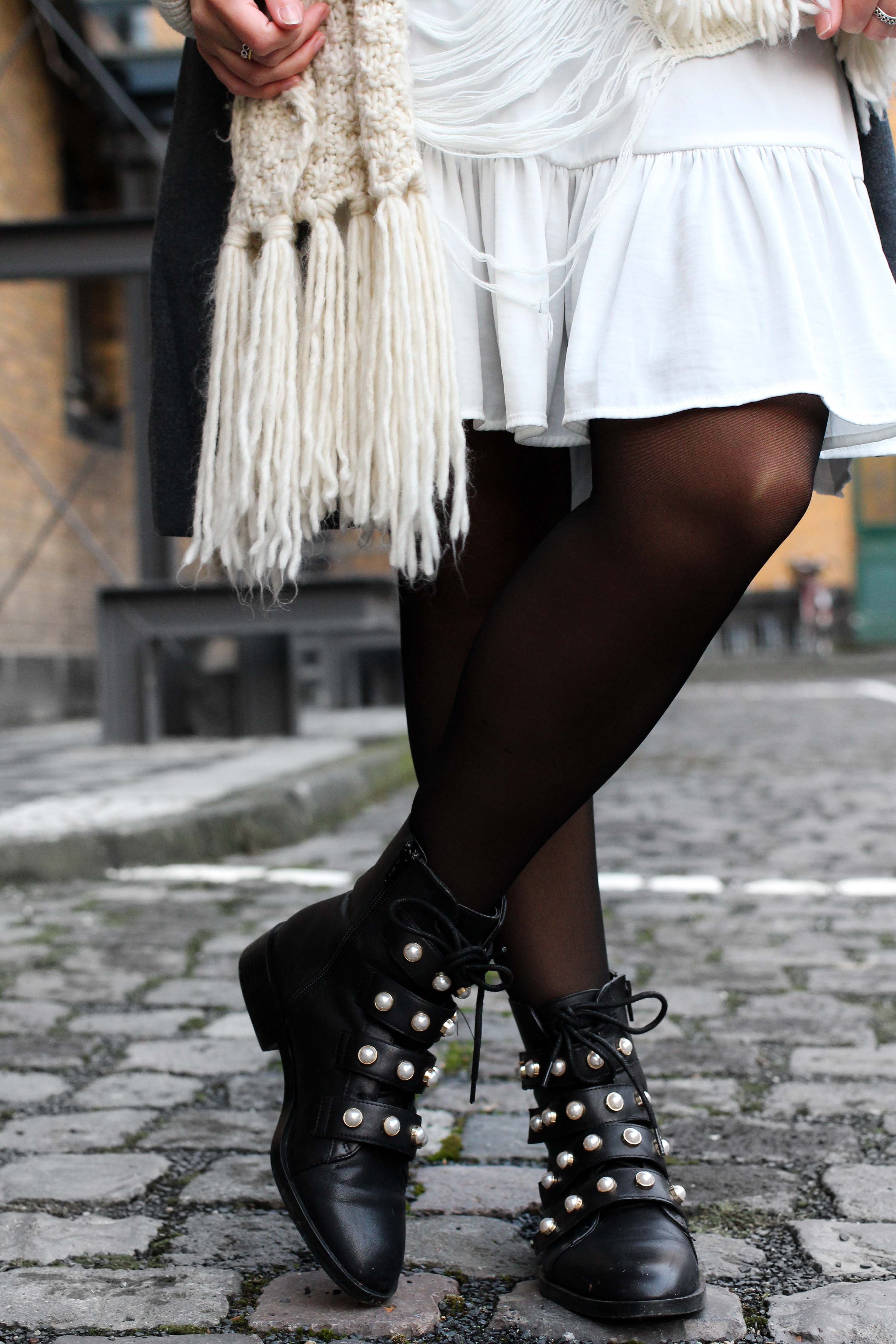 Winter-Layering weißes Kleid, schwarze Zara Boots Perlen Asos schwarze Strumpfhose Hunkemöller kombinieren Outfit Modeblog bonn 93