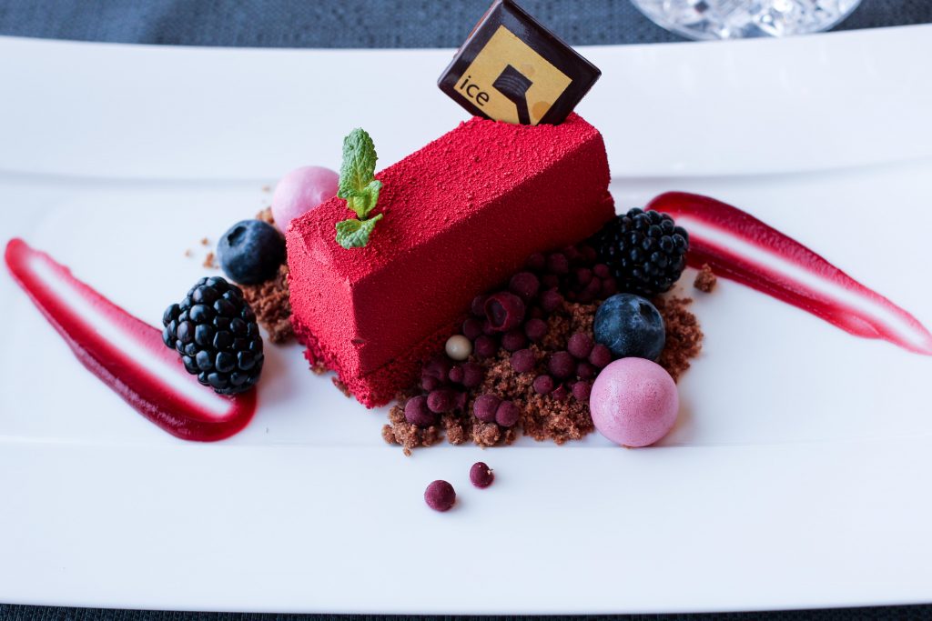 Gourmet-Restaurant 3 Gänge Menü Nachtisch Waldbeeren Schokoladen Crunch Schokoladenkuchen iceQ Sölden Tirol Österreich James Bond Location Spectre Gaislachkogl