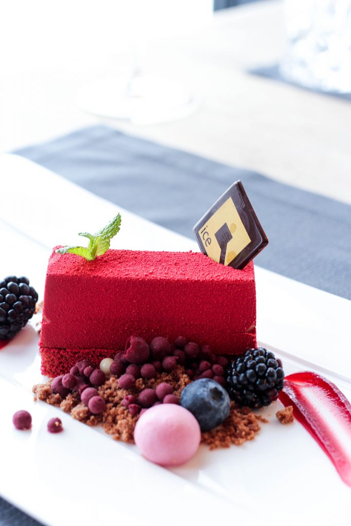 Gourmet-Restaurant 3 Gänge Menü Nachtisch Waldbeeren Schokoladen Crunch Schokoladenkuchen iceQ Sölden Tirol Österreich James Bond Location Spectre Gaislachkogl 2