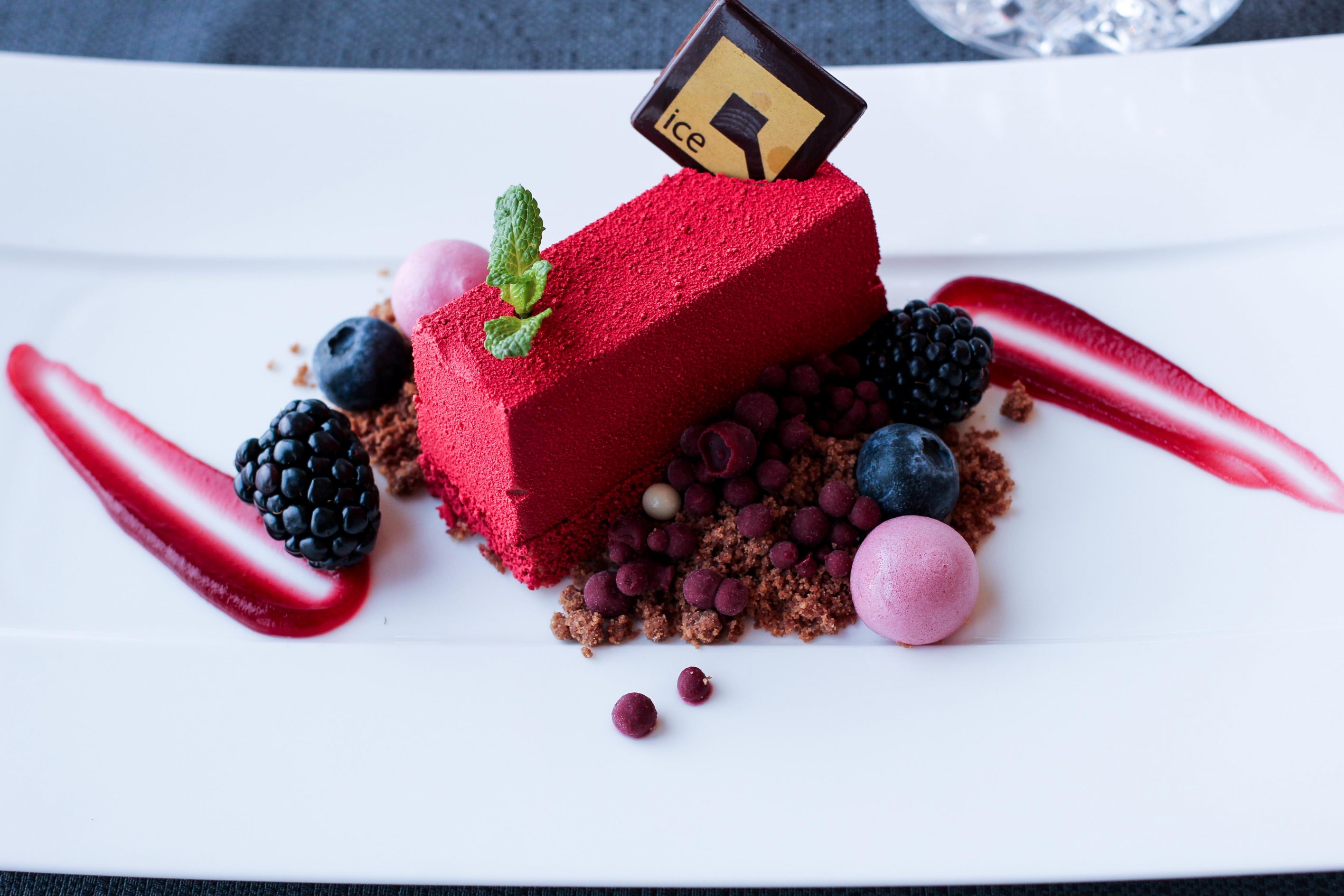 Gourmet-Restaurant 3 Gänge Menü Nachtisch Waldbeeren Schokoladen Crunch Schokoladenkuchen iceQ Sölden Tirol Österreich James Bond Location Spectre Gaislachkogl