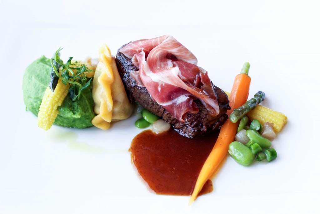 Gourmet-Restaurant 3 Gänge Menü Rinderfilet Pata Negra Kräuter Kartoffelpüree iceQ Sölden Tirol Österreich James Bond Location Spectre Gaislachkogl