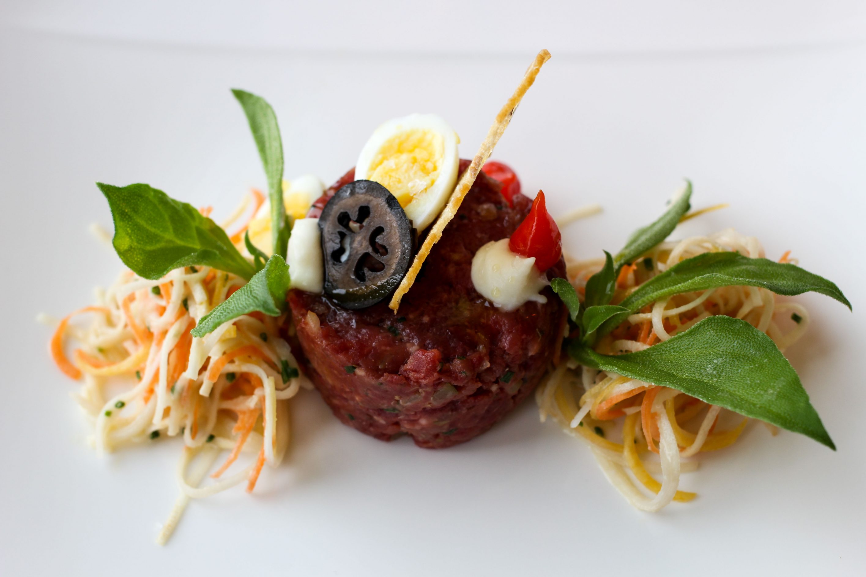 Gourmet-Restaurant 3 Gänge Menü Rindertartar Wachtelei Gemüsesalat iceQ Sölden Tirol Österreich James Bond Location Spectre Gaislachkogl