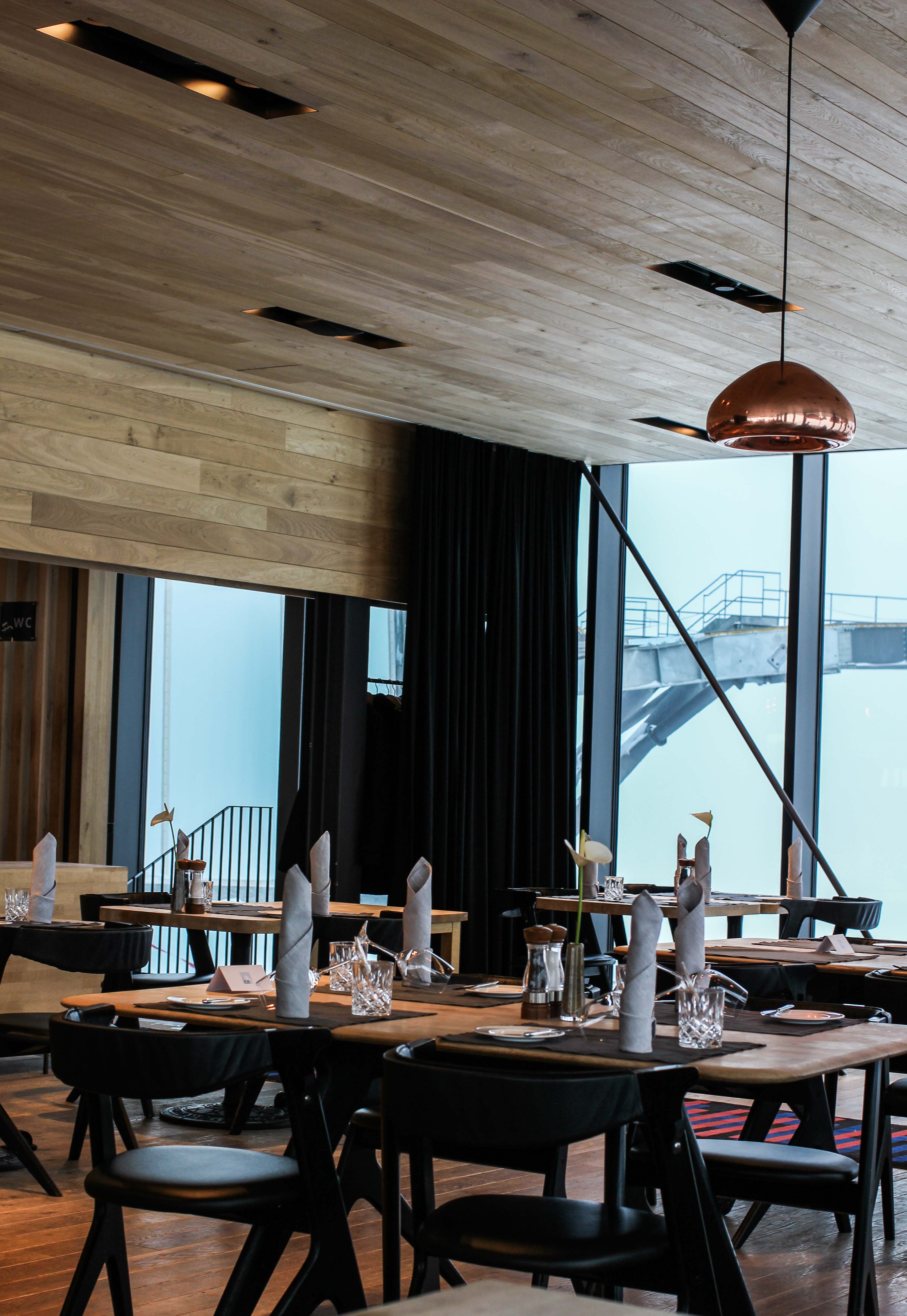 Gourmet-Restaurant Gipfelaussicht Tisch iceQ Sölden Tirol Inneneinrichtung Kupfer James Bond Location Spectre 3000m Gaislachkogl Reiseblog