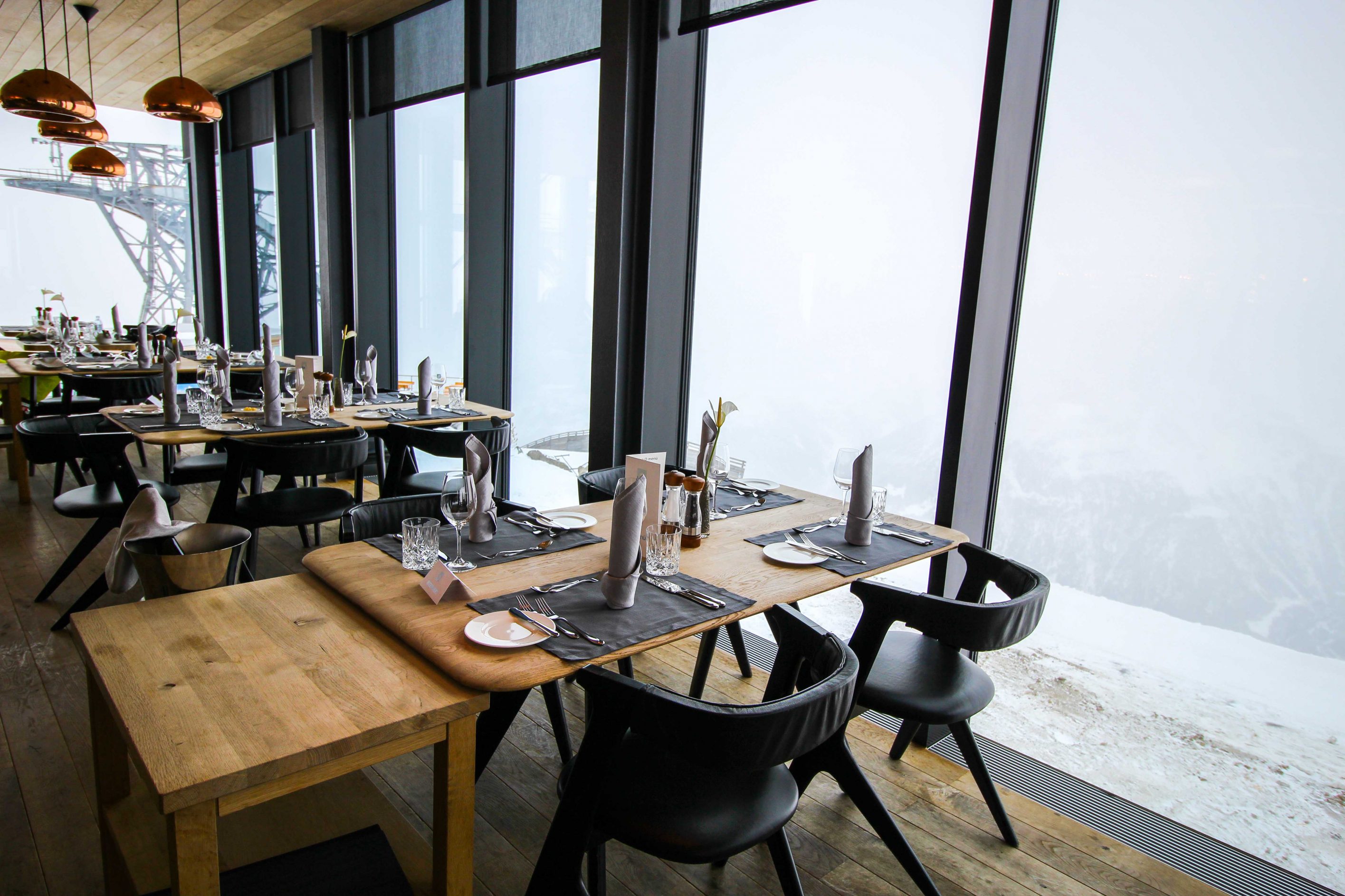 Gourmet-Restaurant Gipfelaussicht Tisch iceQ Sölden Tirol Österreich James Bond Location Spectre 3000m Gaislachkogl Reiseblog Inneneinrichtung