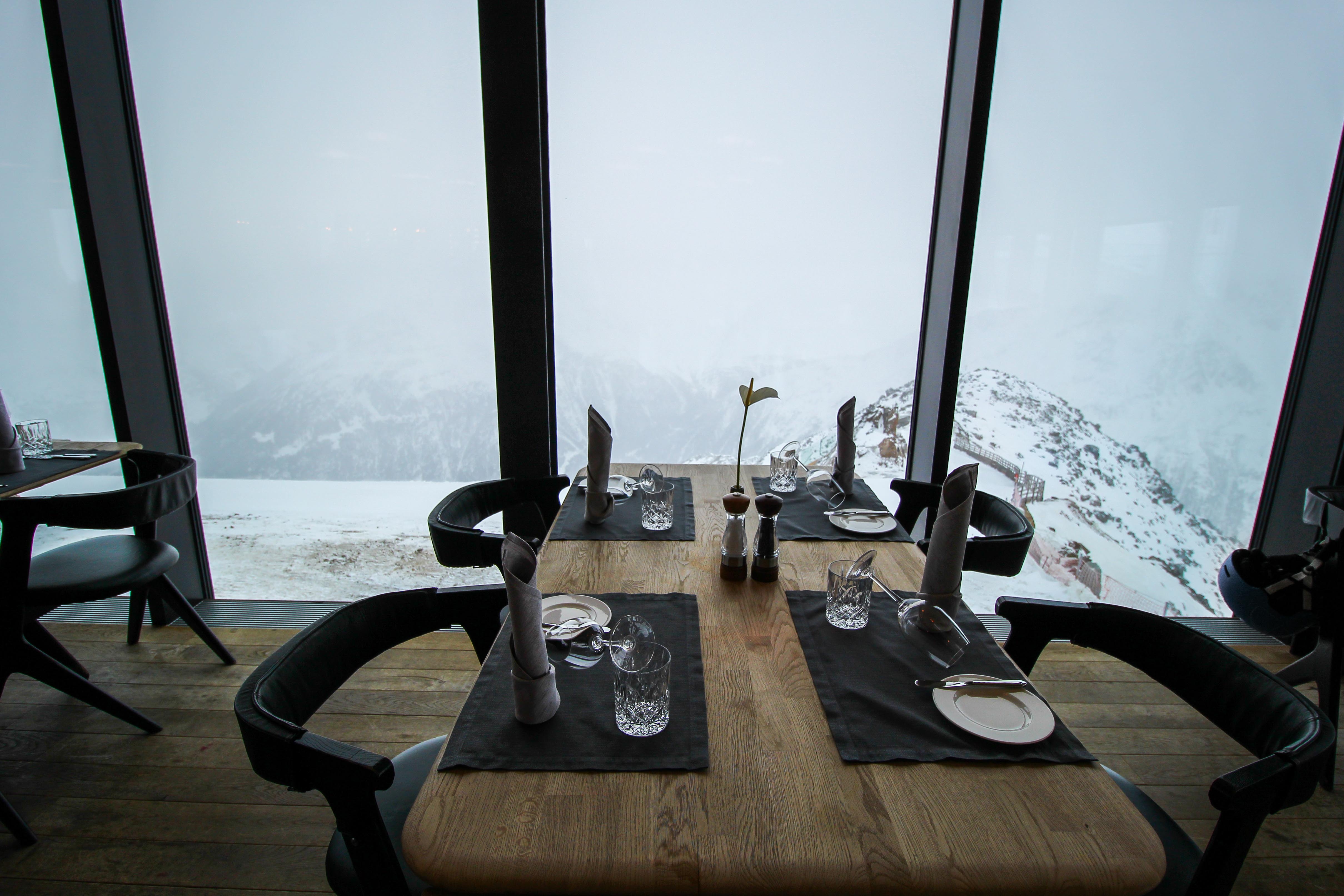 Gourmet-Restaurant Gipfelaussicht Tisch iceQ Sölden Tirol Österreich James Bond Location Spectre 3000m Gaislachkogl Reiseblog