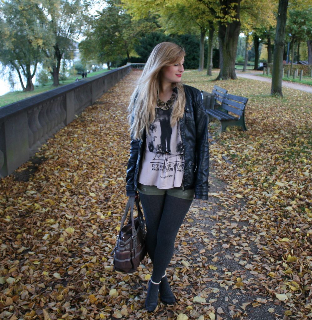 Hotpants chilly day Hotpants Strumpfhose Wolle Herbstoutfit Rheinaue Bonn Georg Gina Lucy Tasche braun Lederjacke Modeblog 2