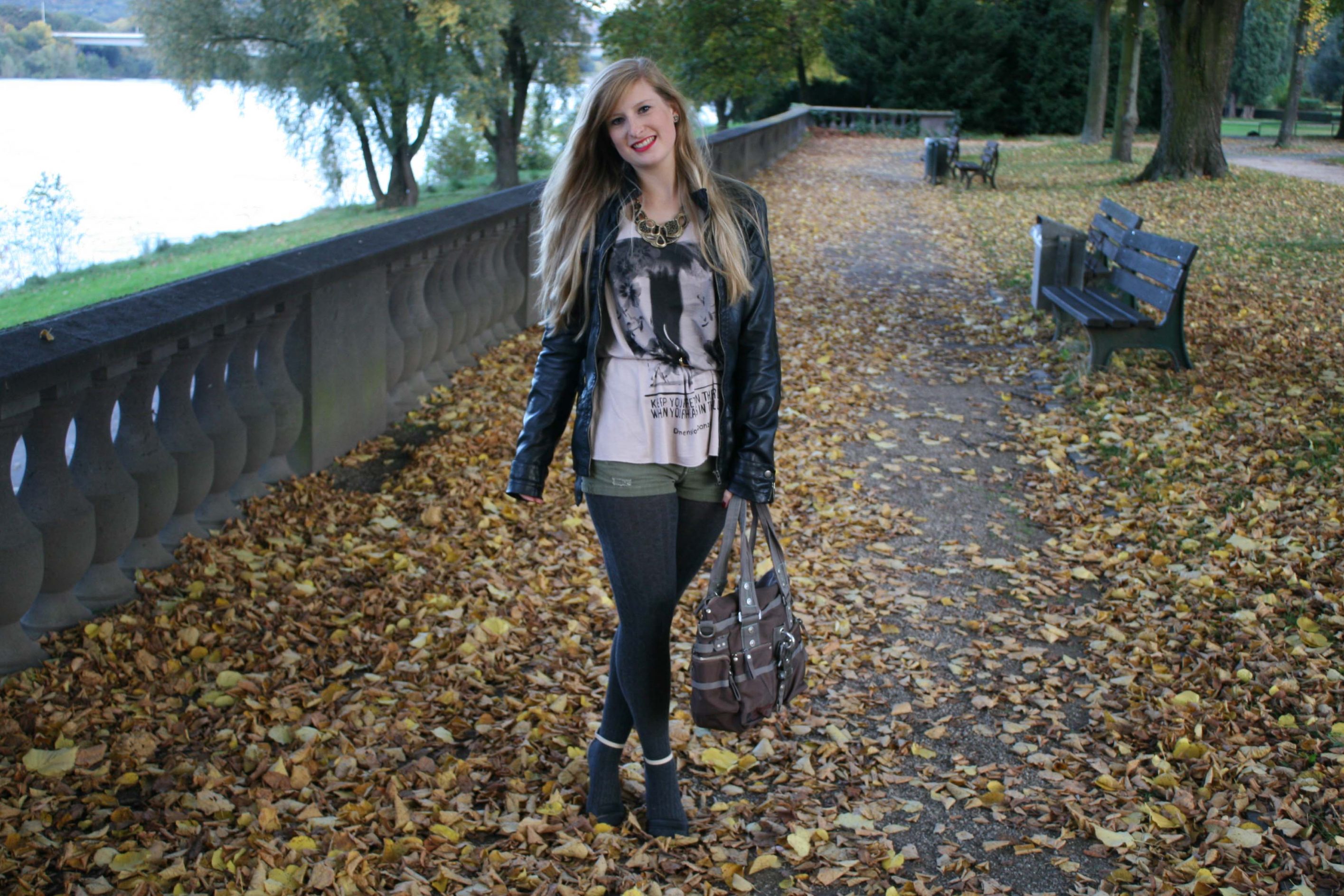 Hotpants chilly day Hotpants Strumpfhose Wolle Herbstoutfit Rheinaue Bonn Georg Gina Lucy Tasche braun Lederjacke Modeblog