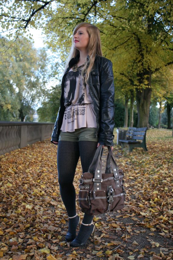 Hotpants on a chilly day Hotpants mit Wollstrumpfhose Rheinaue Bonn