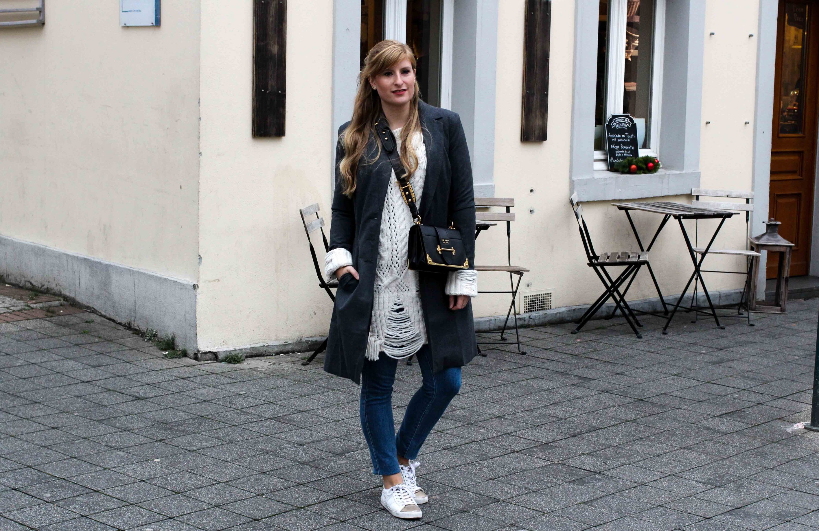Outfit Zara Wollpullover kombinieren weiße Sneaker Blue Jeans NAKD Winterlook Prada Cahier Tasche Classy Cozy Modeblog Bonn