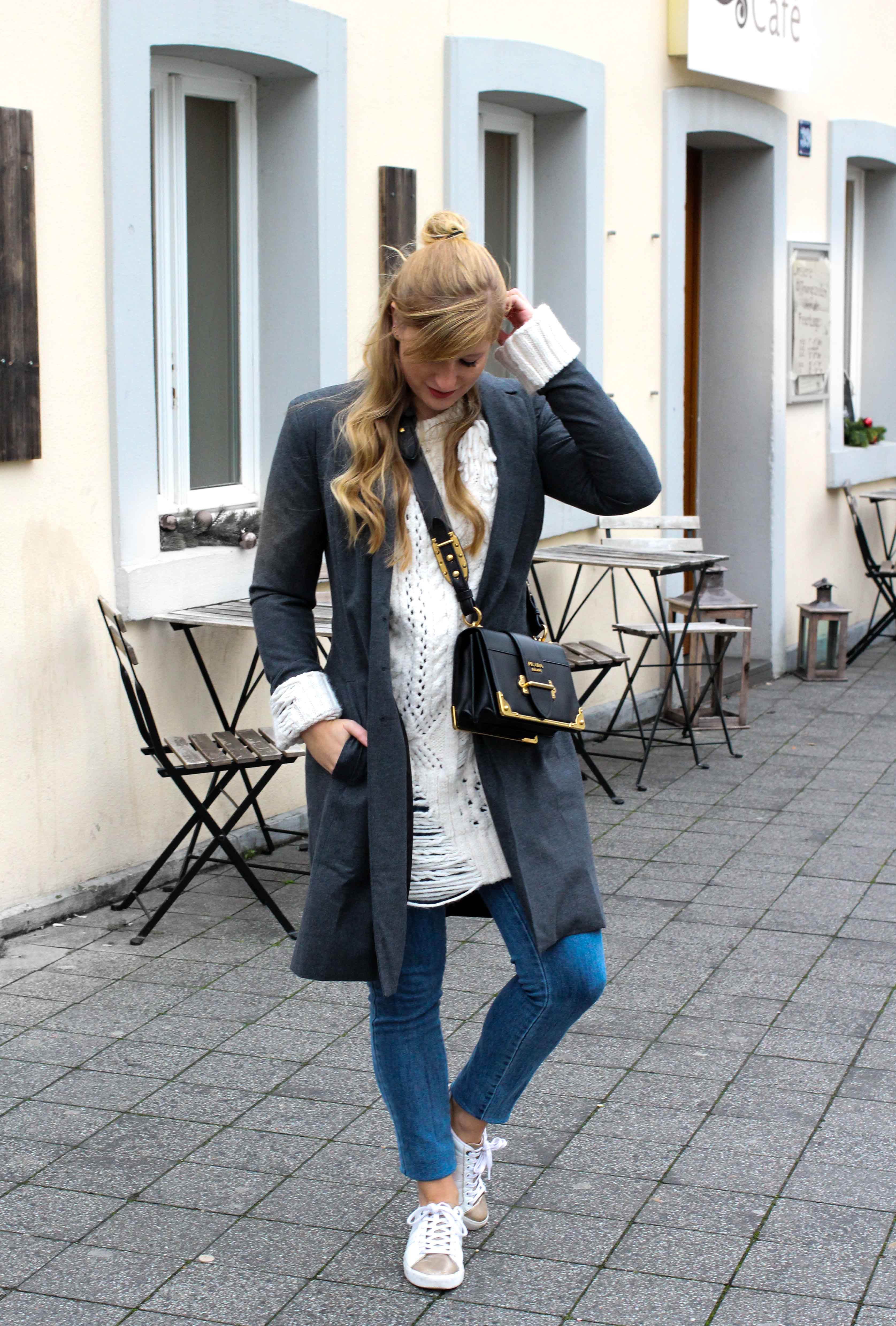 Outfit Zara Wollpullover kombinieren weiße Sneaker Blue Jeans NAKD Winterlook Prada Cahier Tasche Classy Cozy Modeblog Bonn Streetstyle 