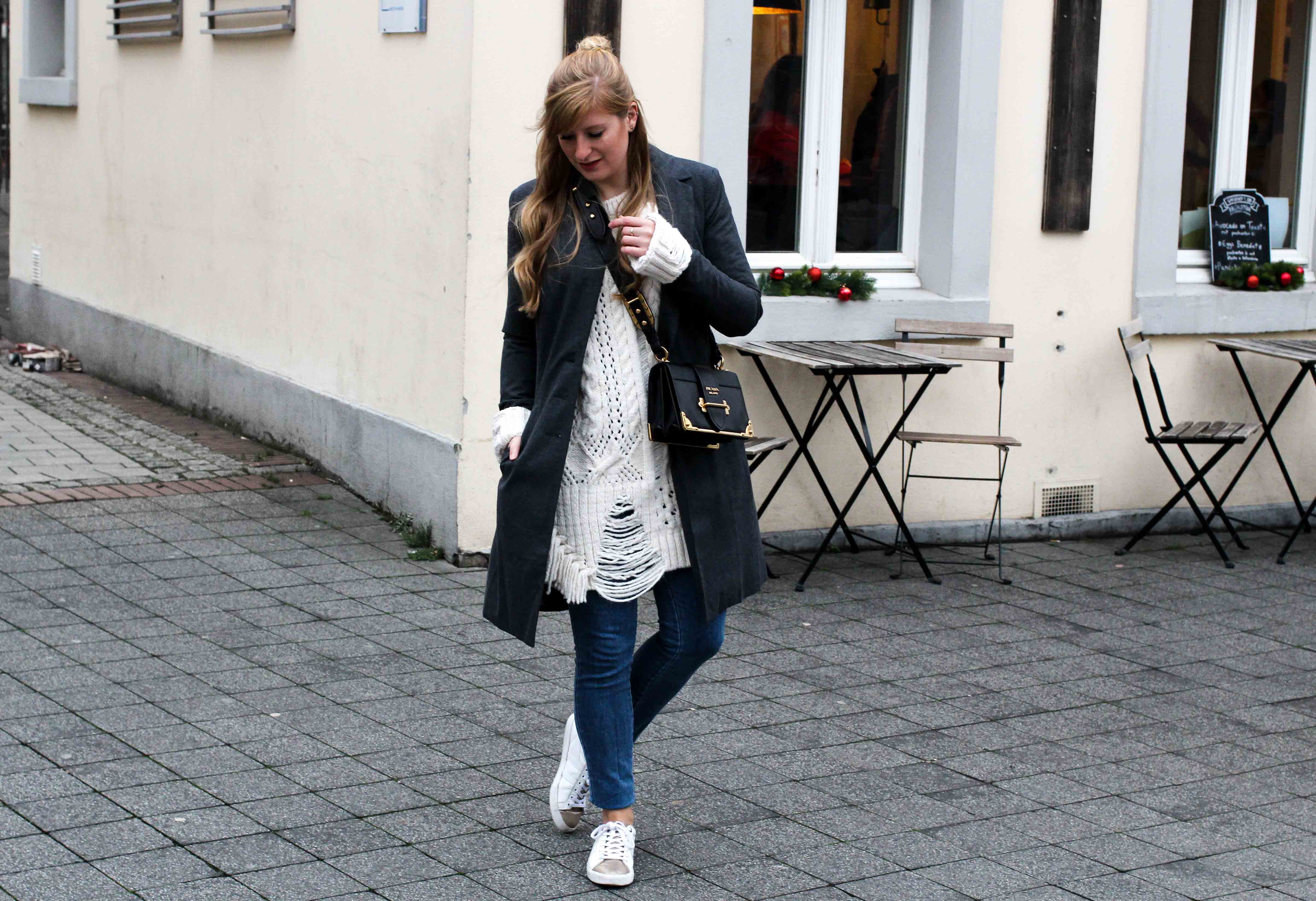 Outfit Zara Wollpullover kombinieren weiße Sneaker Blue Jeans NAKD Winterlook Prada Cahier Tasche Classy Cozy Modeblog Bonn streetstyle 4
