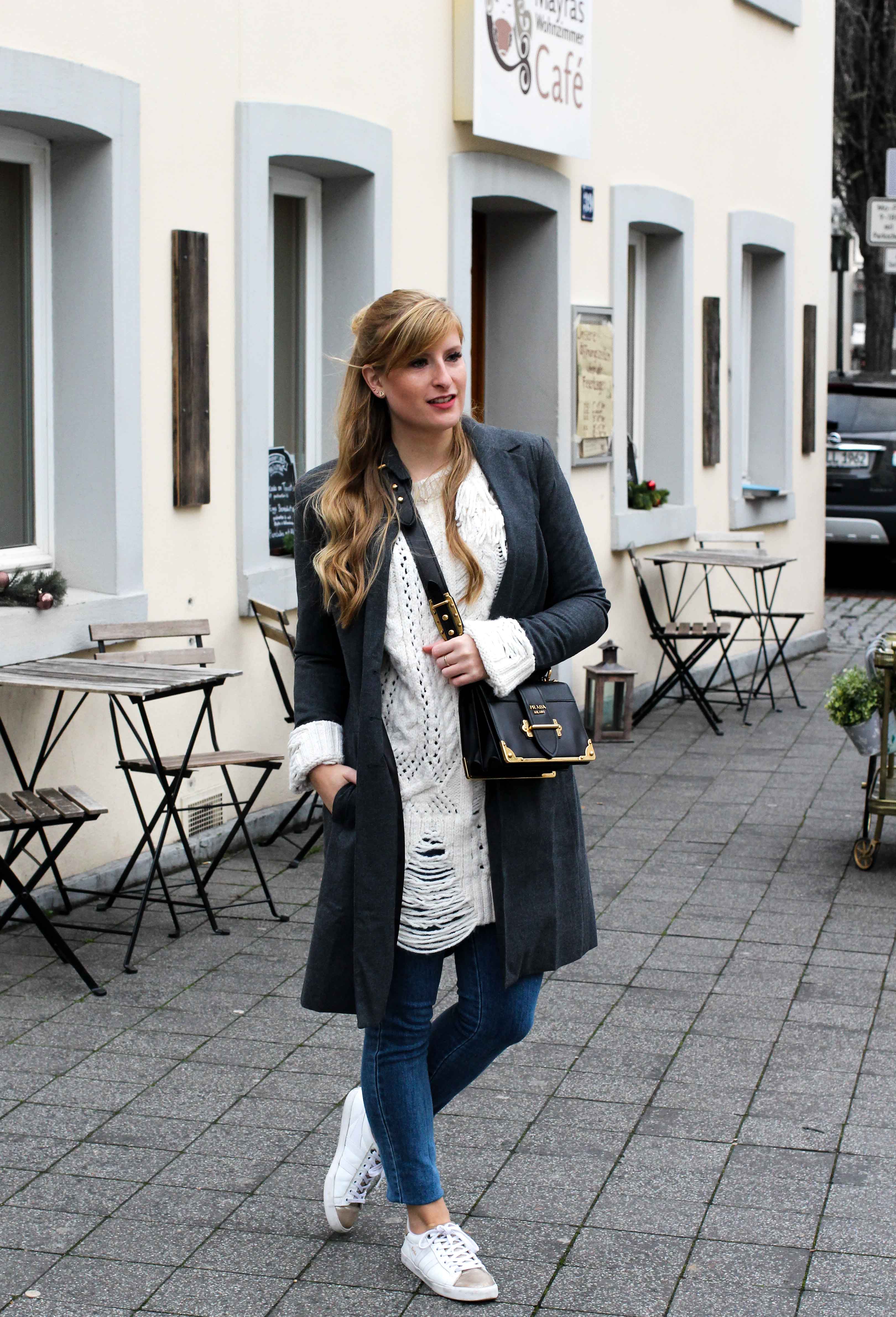 Outfit Zara Wollpullover kombinieren weiße Sneaker Blue Jeans NAKD Winterlook Prada Cahier Tasche Classy Cozy Modeblog Bonn streetstyle 6