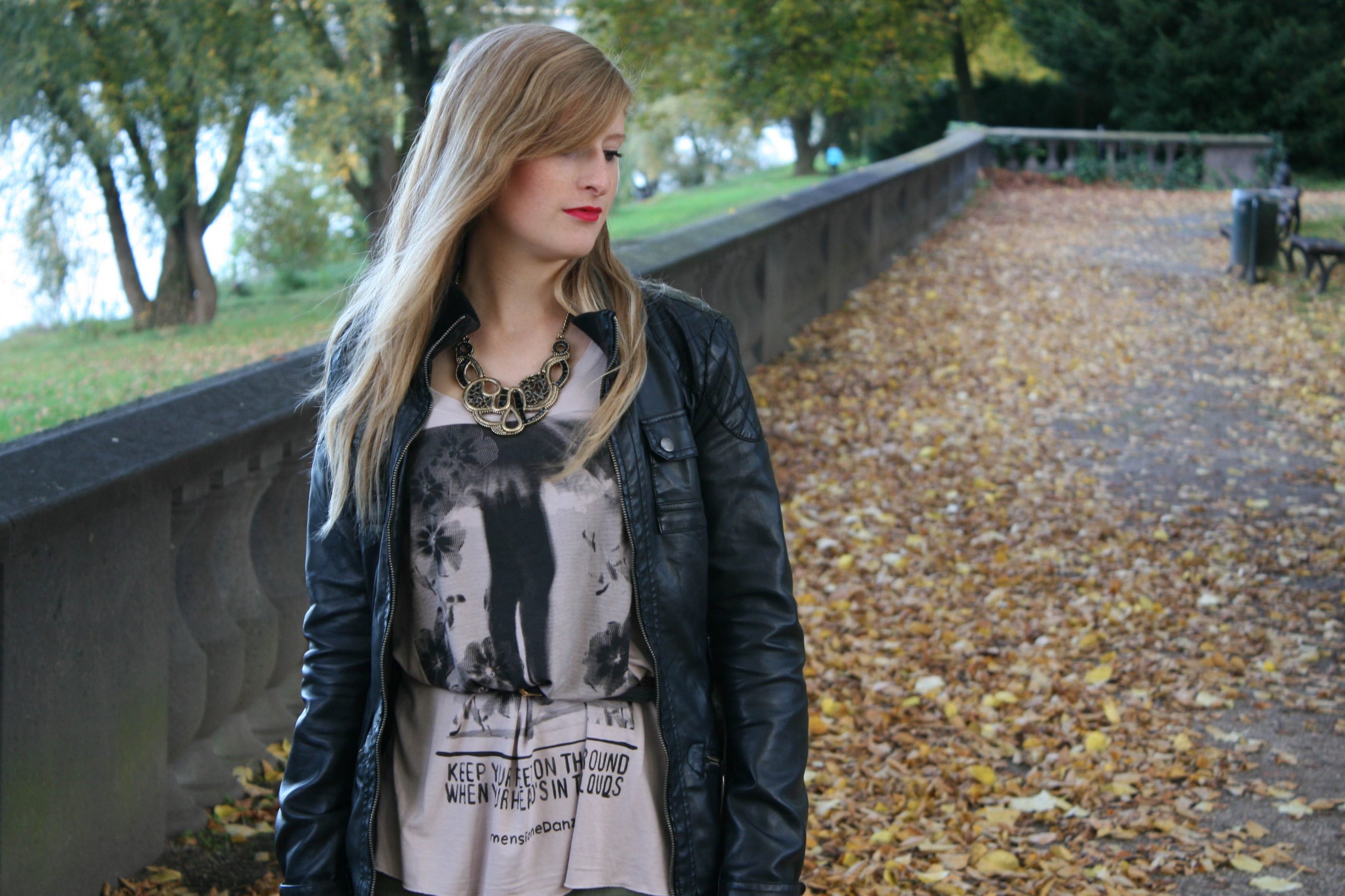 Printed Shirt Herbst Lederjacke kombinieren Modeblog Bonn Rheinaue