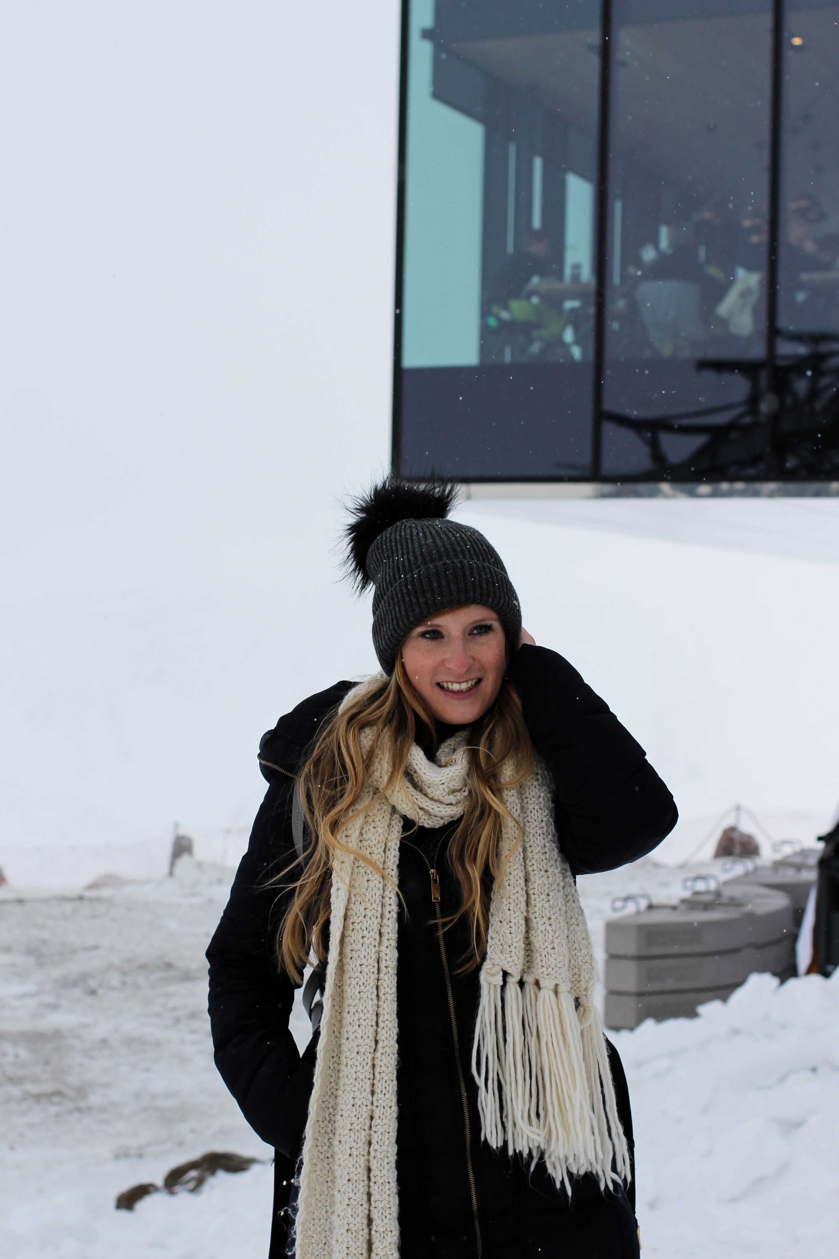 Reiseblog Winterjacke Mütze Schneeoutfit Gourmet-Restaurant Gipfelaussicht Berge Schnee iceQ Sölden Tirol Österreich James Bond Location Spectre 3000m Gaislachkogl 1