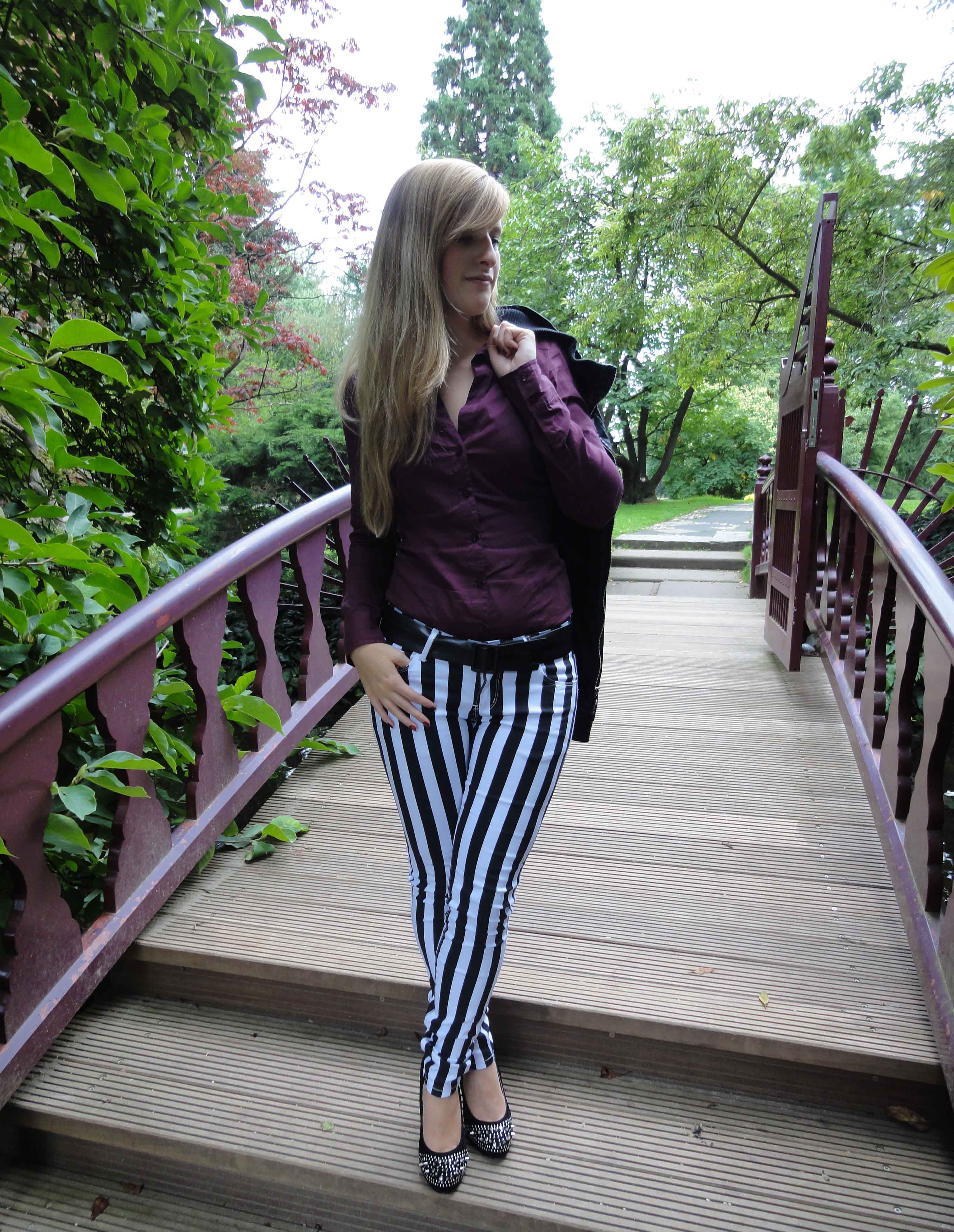 Stripes Rules Modeblog schwarz weiß gestreifte Hose kombinieren streifen Outfit schwarze Lederjacke jajpanischer Garten 2