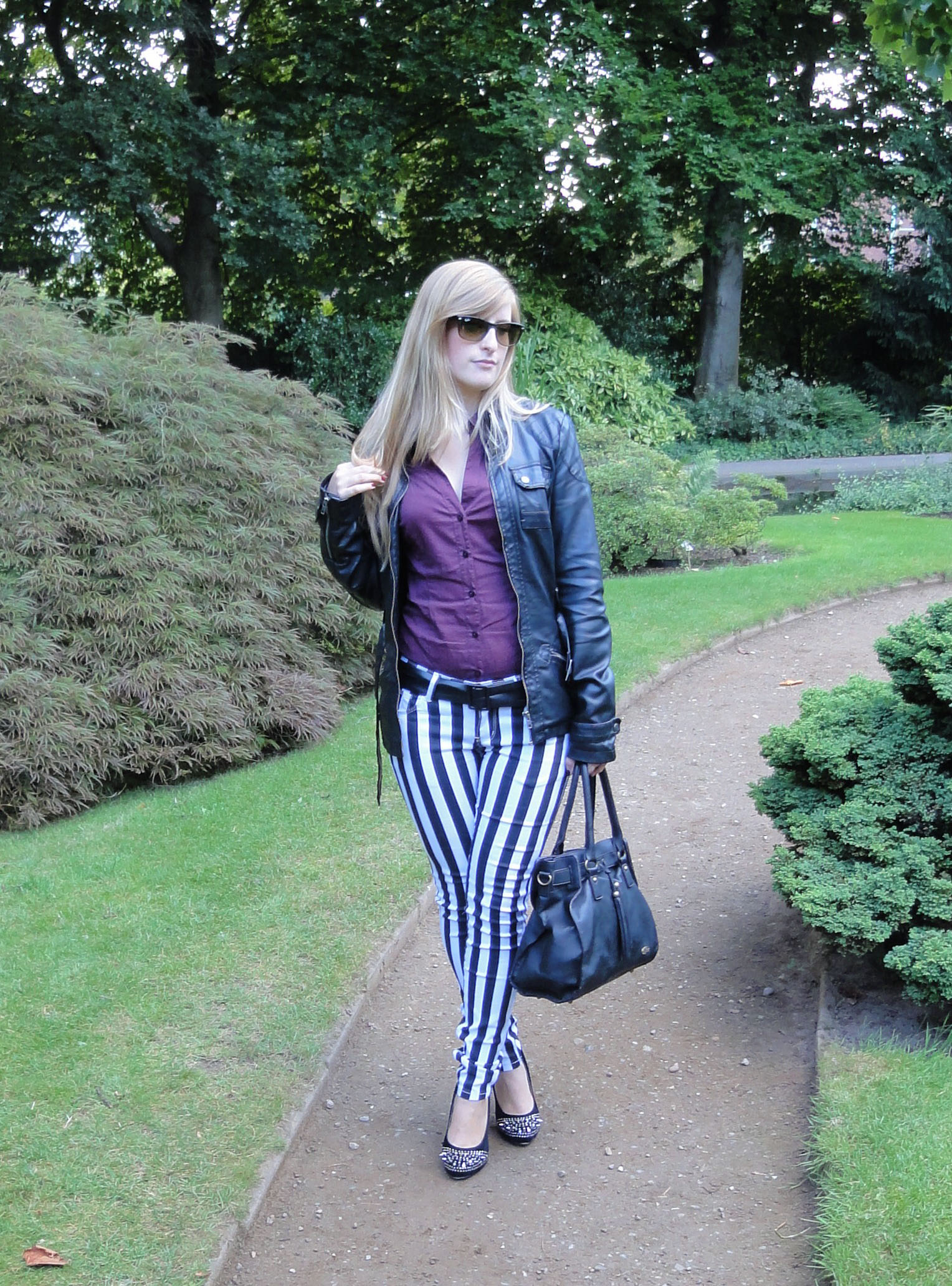 Stripes Rules Modeblog schwarz weiß gestreifte Hose kombinieren streifen Outfit schwarze Lederjacke jajpanischer Garten 3