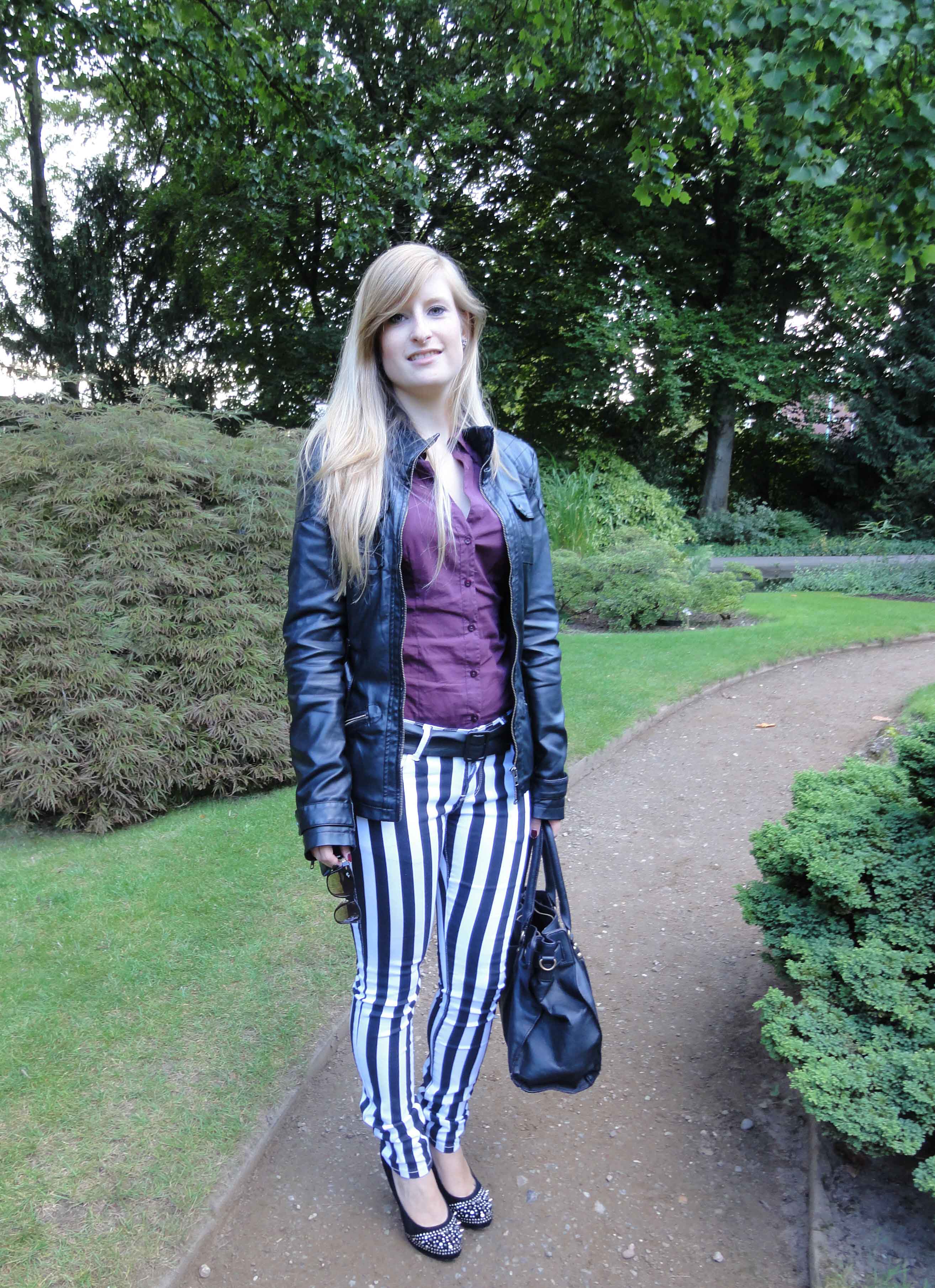 Stripes Rules Modeblog schwarz weiß gestreifte Hose kombinieren streifen Outfit schwarze Lederjacke jajpanischer Garten 5