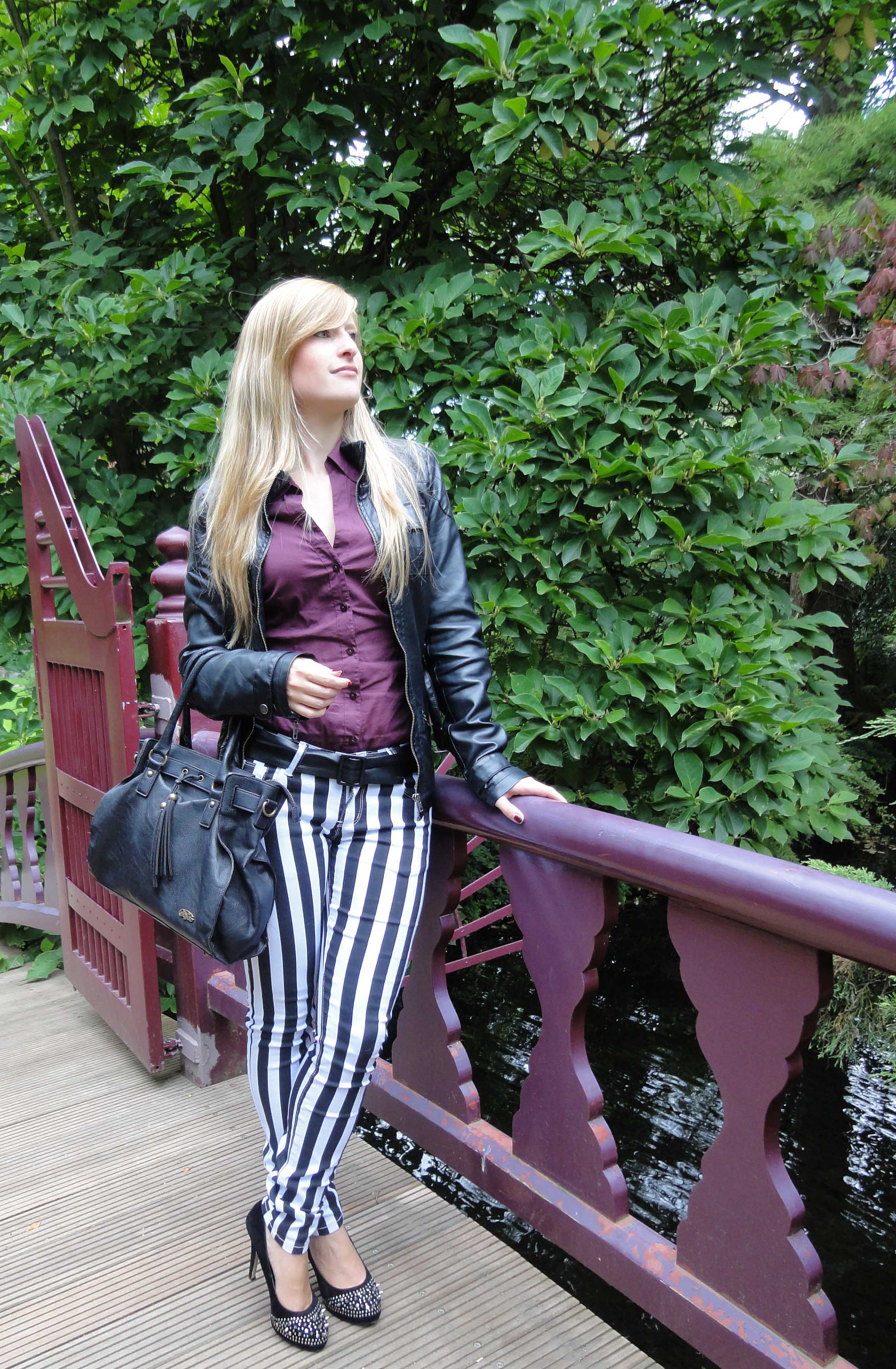 Stripes Rules Modeblog schwarz weiß gestreifte Hose kombinieren streifen Outfit schwarze Lederjacke jajpanischer Garten