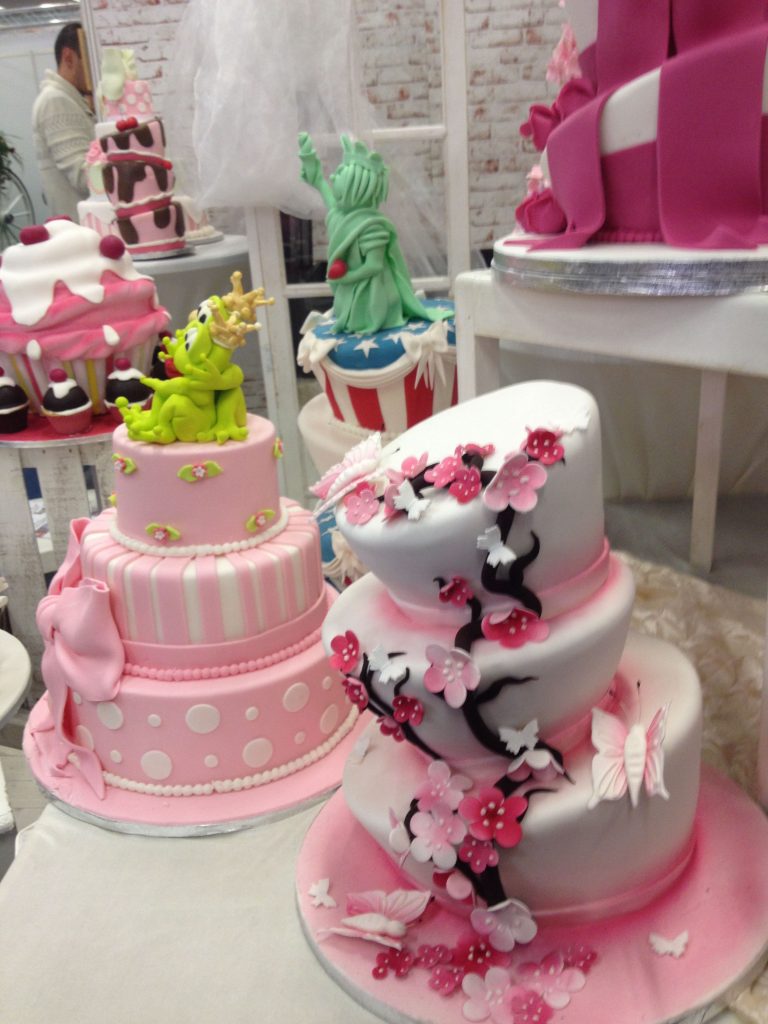 Hochzeitsmesse Impressionen Hochzeit heiraten Brautkleid Hochzeitstorte rosa 3 stock blumen ausgefallen