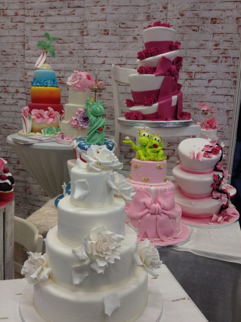 Wedding Dress Hochzeitsmesse Impressionen Hochzeit heiraten Brautkleid Hochzeitstorte rosa 3 stock blumen weiß