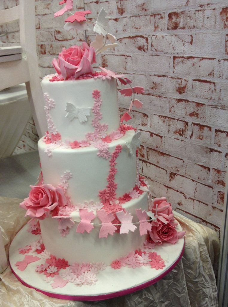 Wedding Dress Hochzeitsmesse Impressionen Hochzeit heiraten Brautkleid Hochzeitstorte rosa 3 stock blumen weiß rosa schmetterling