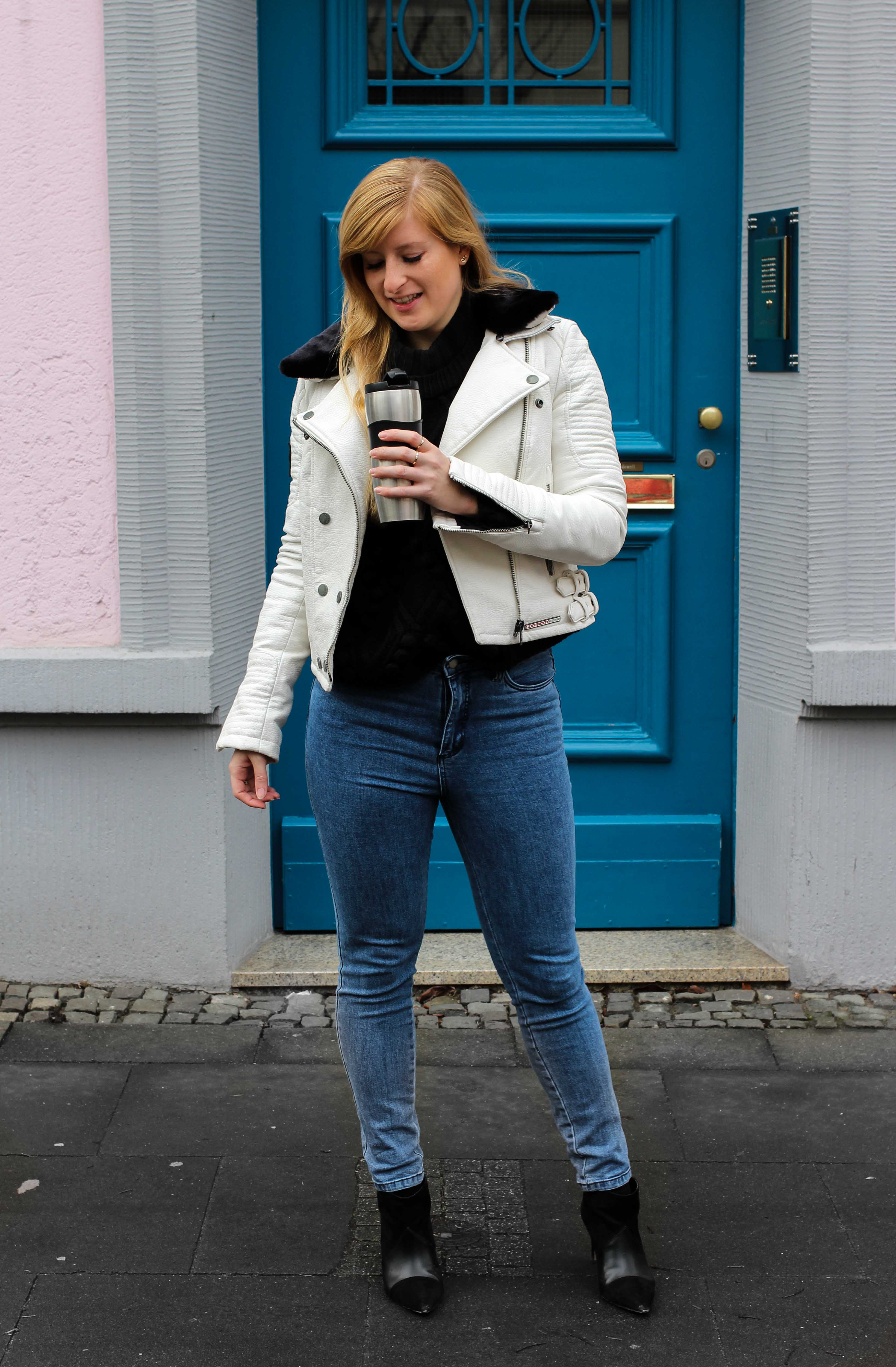 Weiße Lederjacke kombinieren Blaue Highwaist Jeans blaue Tür Casual Streetstyle Modeblog Bonn 1