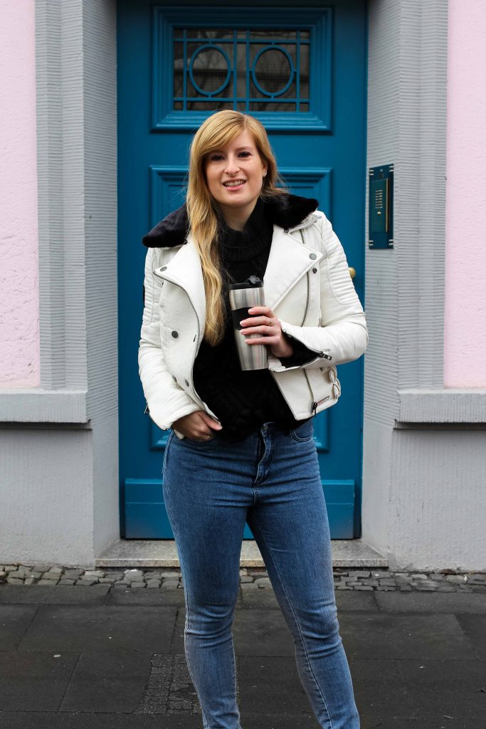 Weiße Lederjacke kombinieren Blaue Highwaist Jeans blaue Tür Casual Streetstyle Modeblog Bonn 3