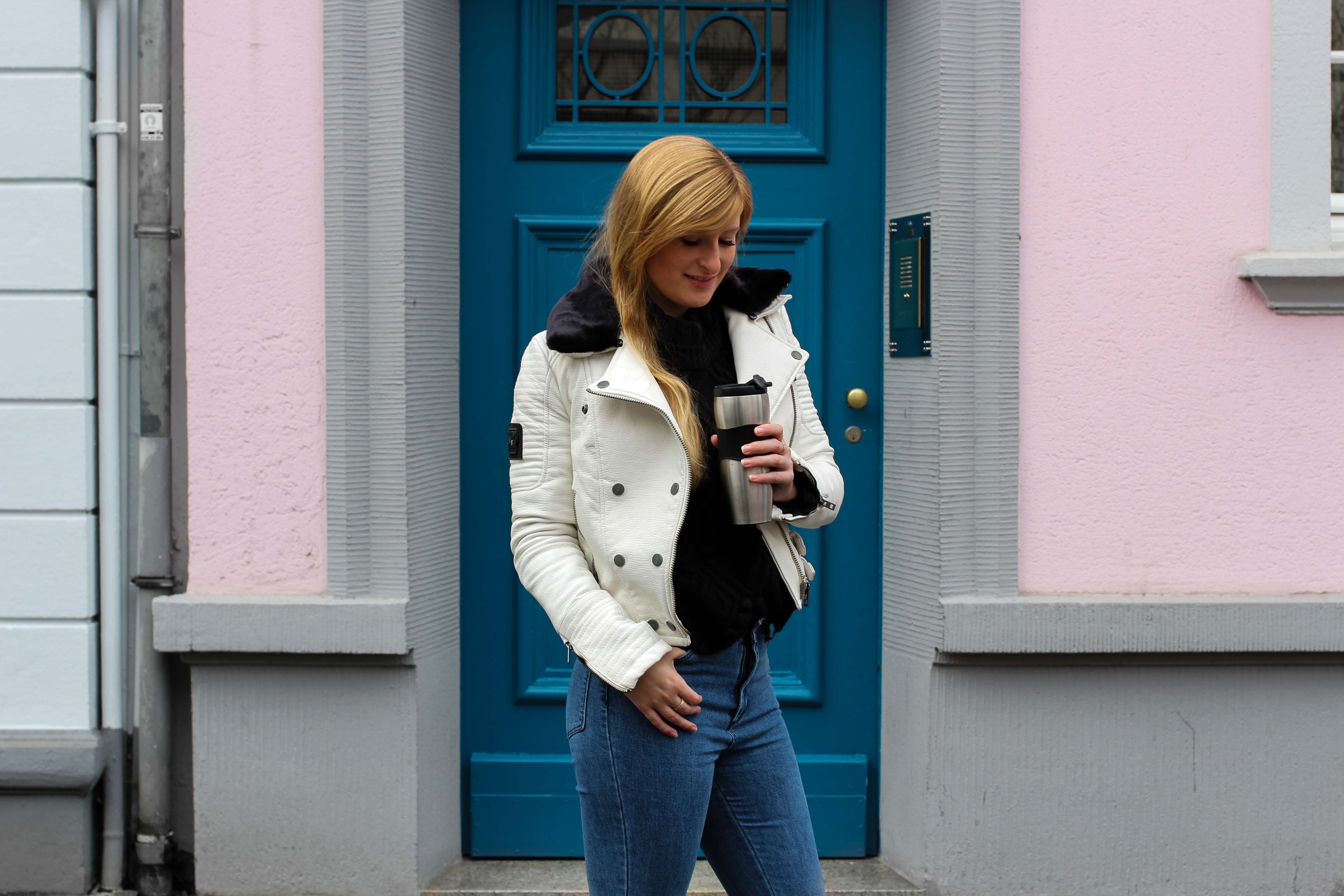 Weiße Lederjacke kombinieren Blaue Highwaist Jeans blaue Tür Casual Streetstyle Modeblog Bonn 4