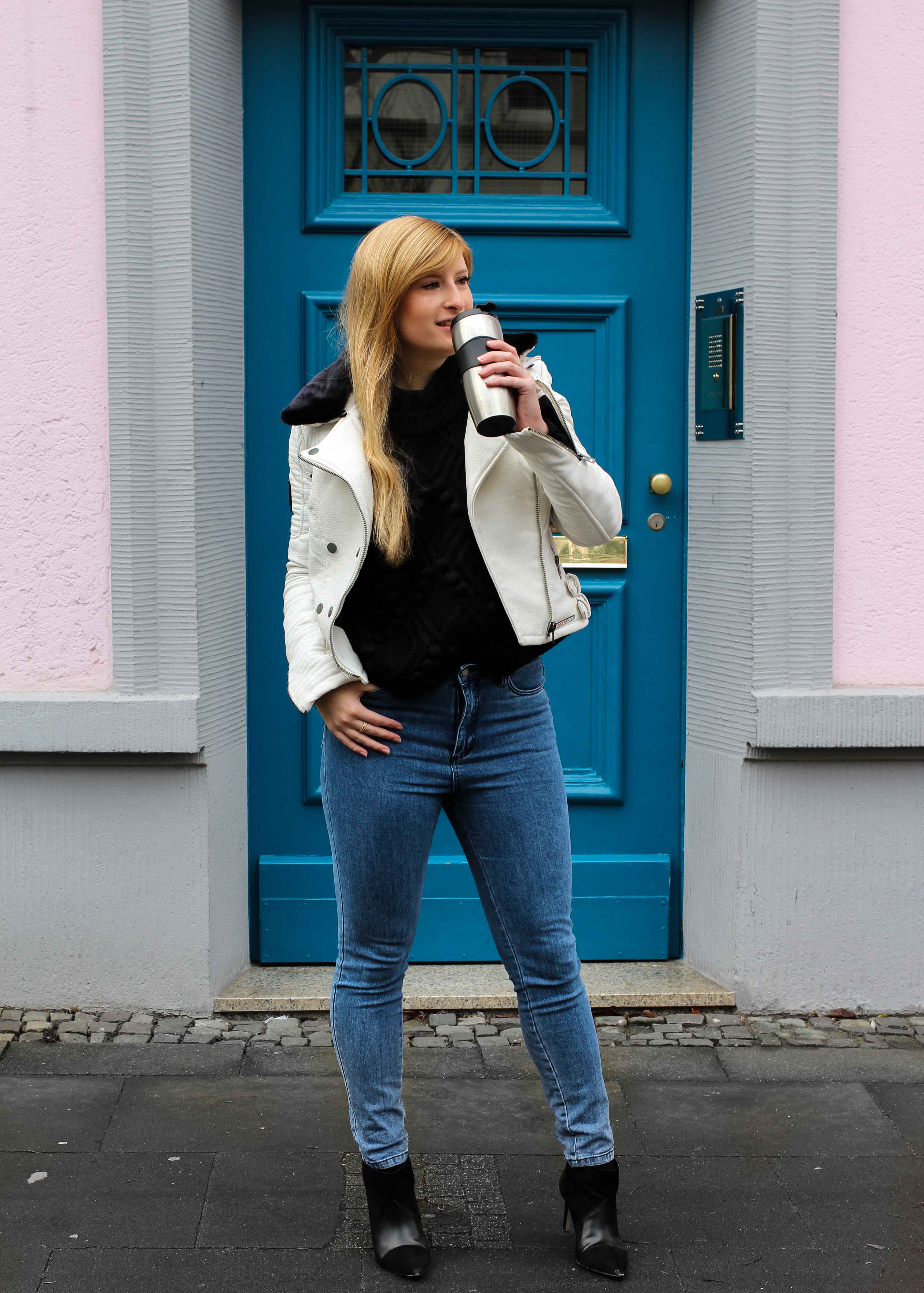 Weiße Lederjacke kombinieren Blaue Highwaist Jeans blaue Tür Casual Streetstyle Modeblog Bonn