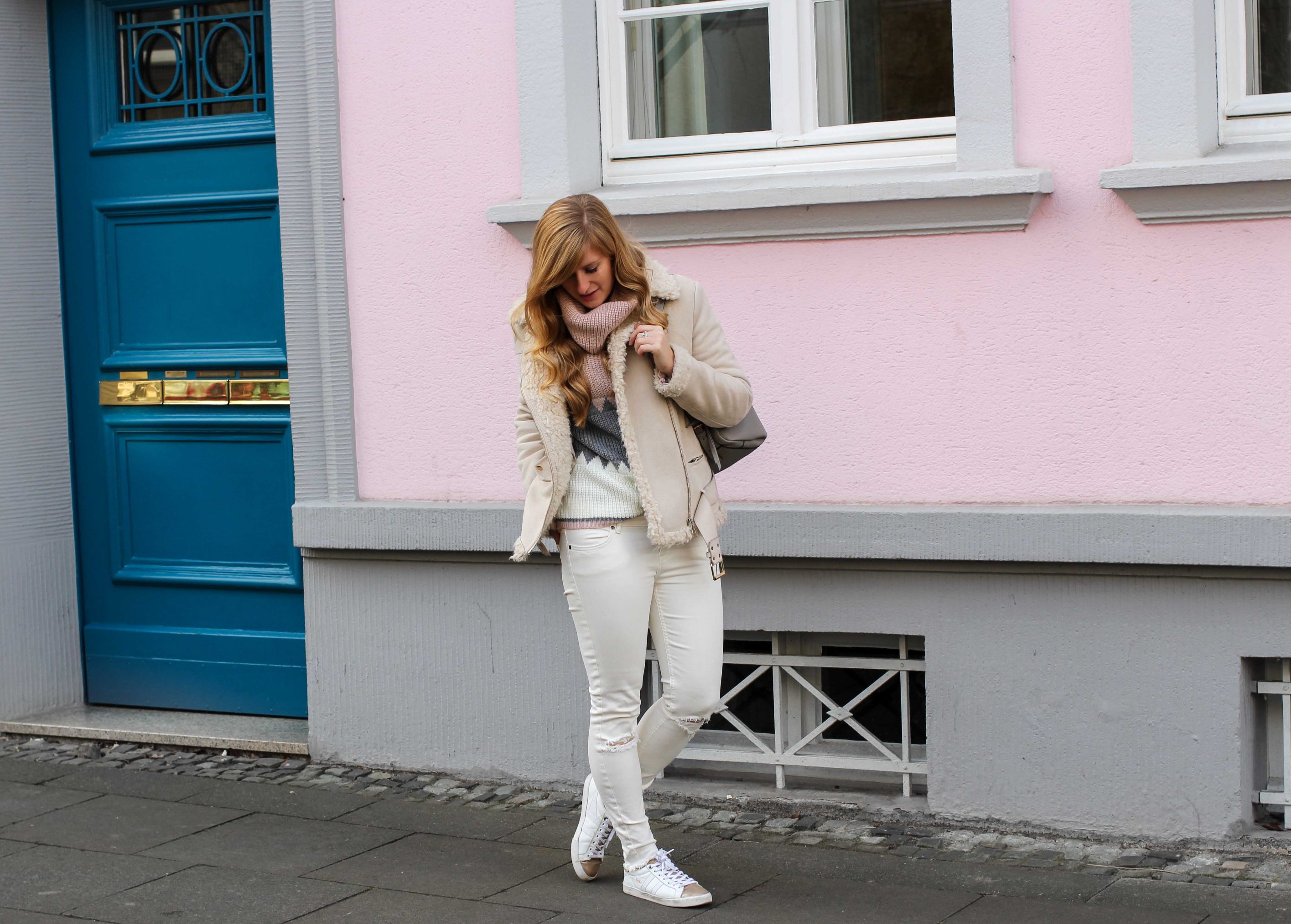 All White Winter Look Helle Farben Winter weiße Sneaker weiße Jeans kombinieren Kustlammfelljacke Zara rosa Rollkragenpullover Modeblog Bonn