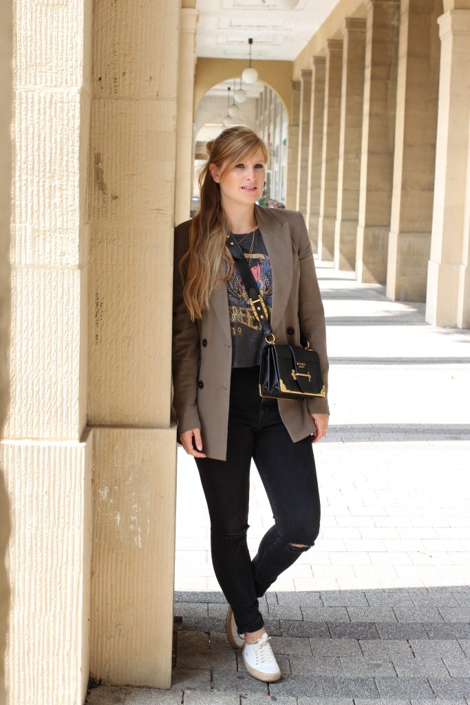 Highwaist Jeans Crop Top Print kombinieren Lieblings-Blazer Zara Blazer Navy Grün Prada Cahier Bag Frühlingslook Outfit Modeblog Karlsruhe 1