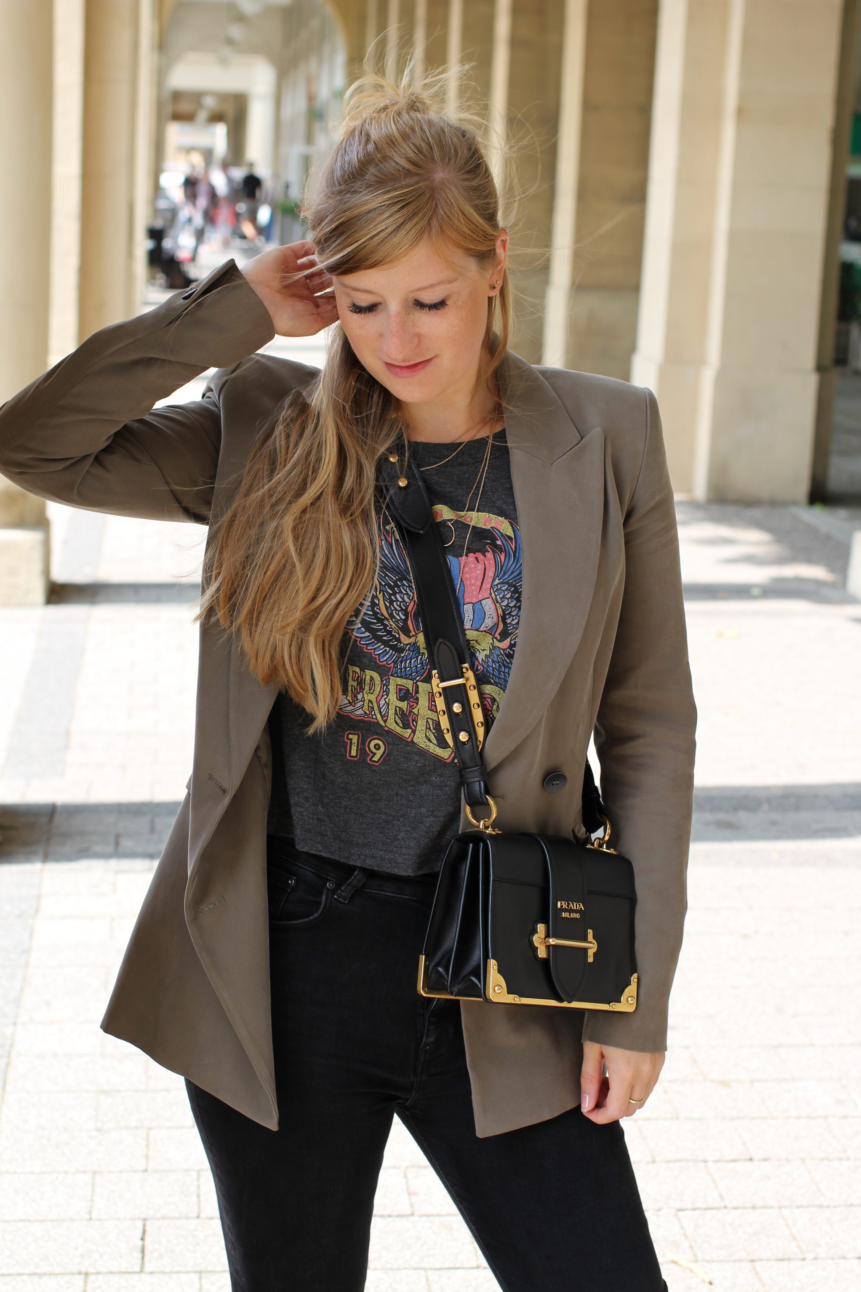 Highwaist Jeans Crop Top Print kombinieren Lieblings-Blazer Zara Blazer Navy Grün Prada Cahier Bag Frühlingslook Outfit Modeblog Karlsruhe 2