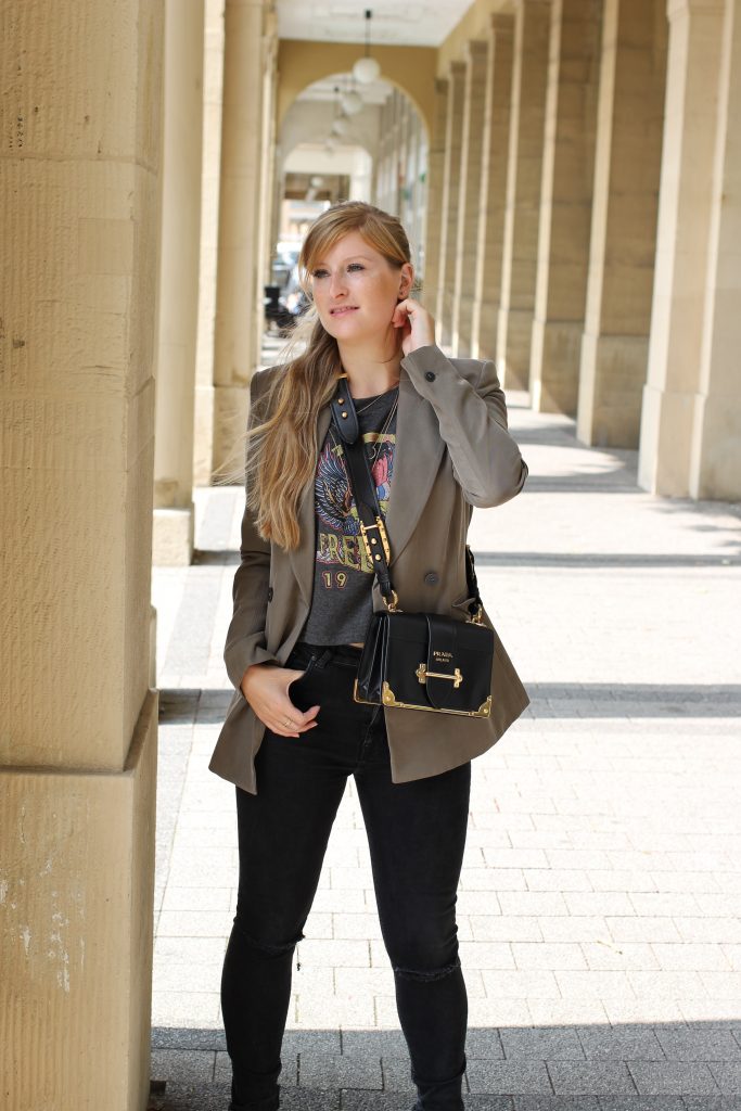 Highwaist Jeans Crop Top Print kombinieren Lieblings-Blazer Zara Blazer Navy Grün Prada Cahier Bag Frühlingslook Outfit Modeblog Karlsruhe 3 Half Bun