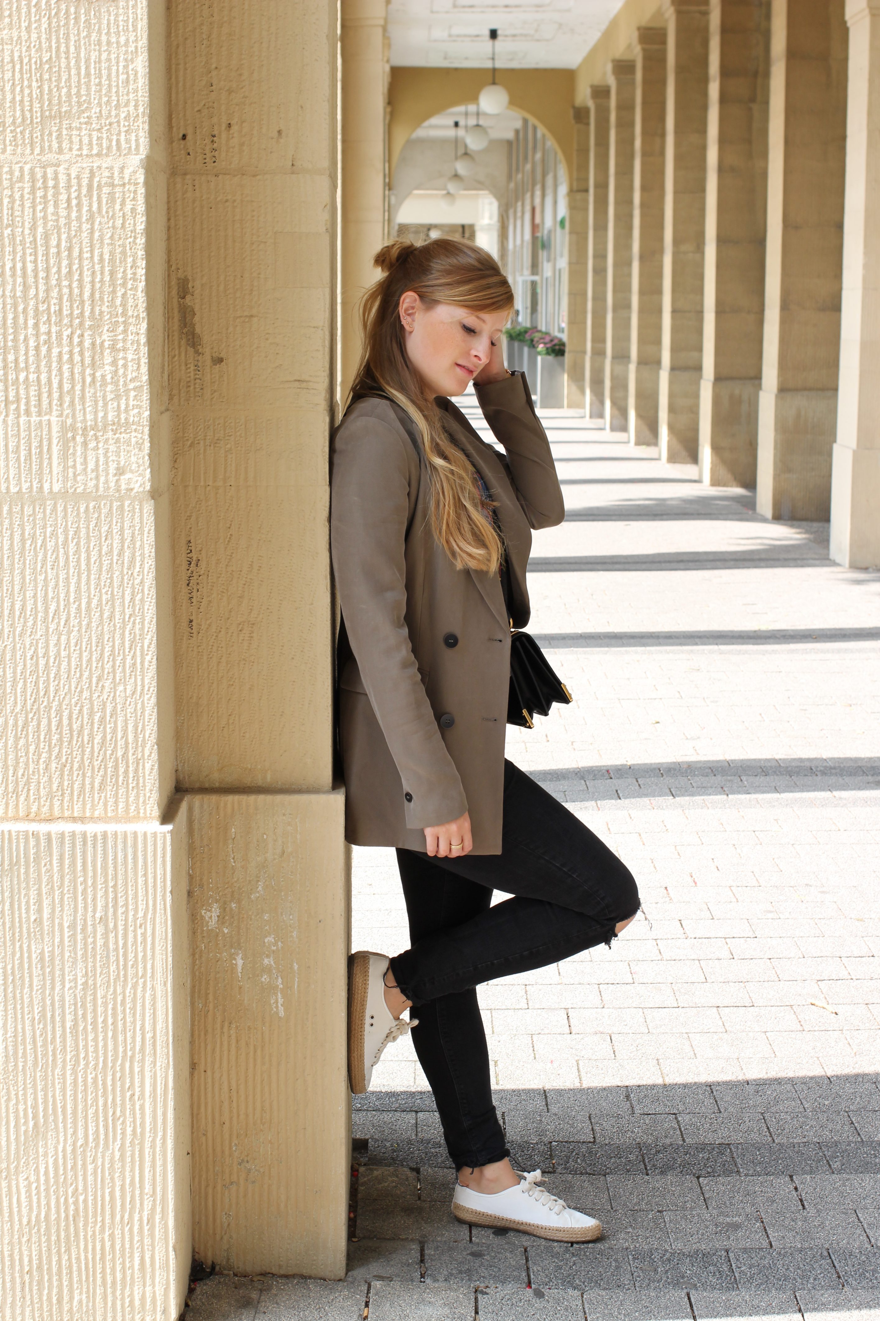 Highwaist Jeans Crop Top Print kombinieren Lieblings-Blazer Zara Blazer Navy Grün Prada Cahier Bag Frühlingslook Outfit Modeblog Karlsruhe 6