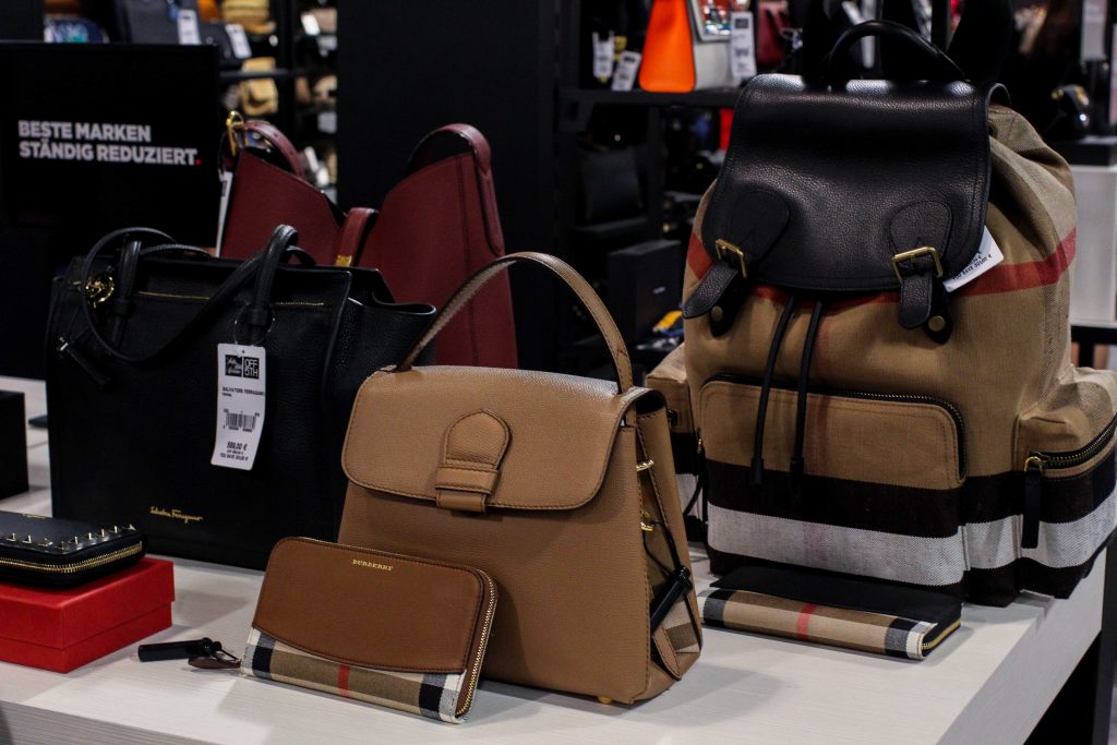 Burberry Taschen Rucksack Store Opening Saks OFF 5th Avenue Bonn Premium-Marken Outletpreis Designer Outlet Bonn Modeblog