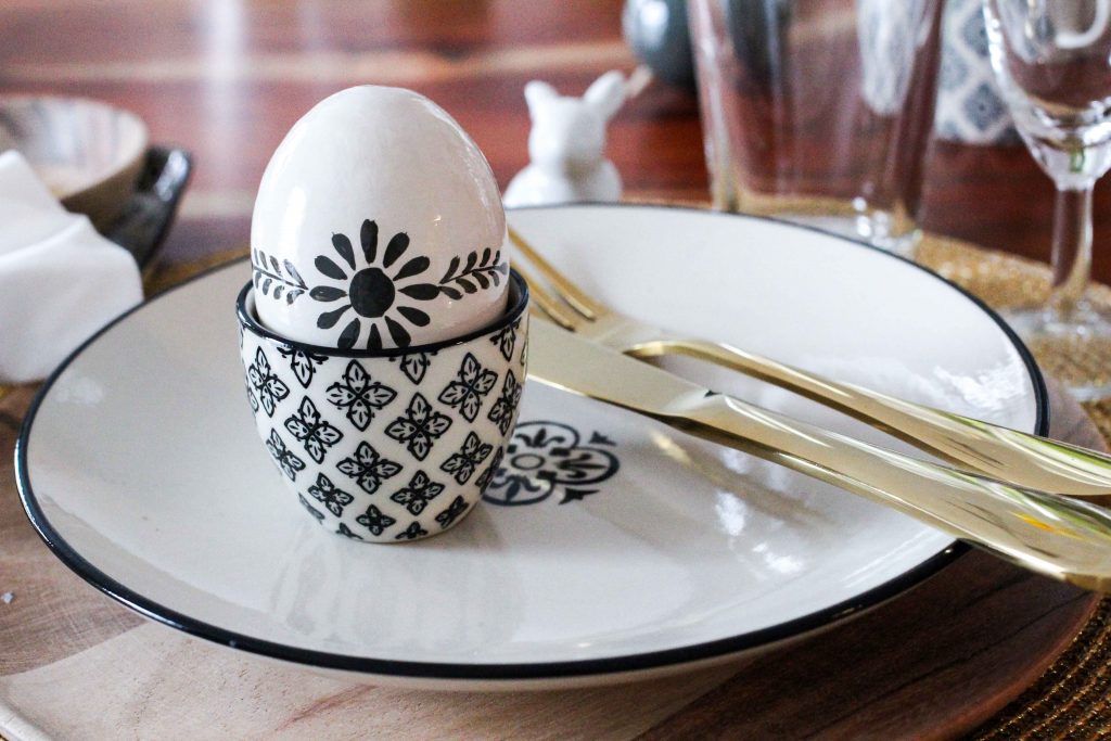Eierbecher Oster Tisch Dekoration skandinavisches Design Ib Laursen Ostern Tisch dekorieren Besteck Gold Holzteller Interior Blog Ostereier Ediths