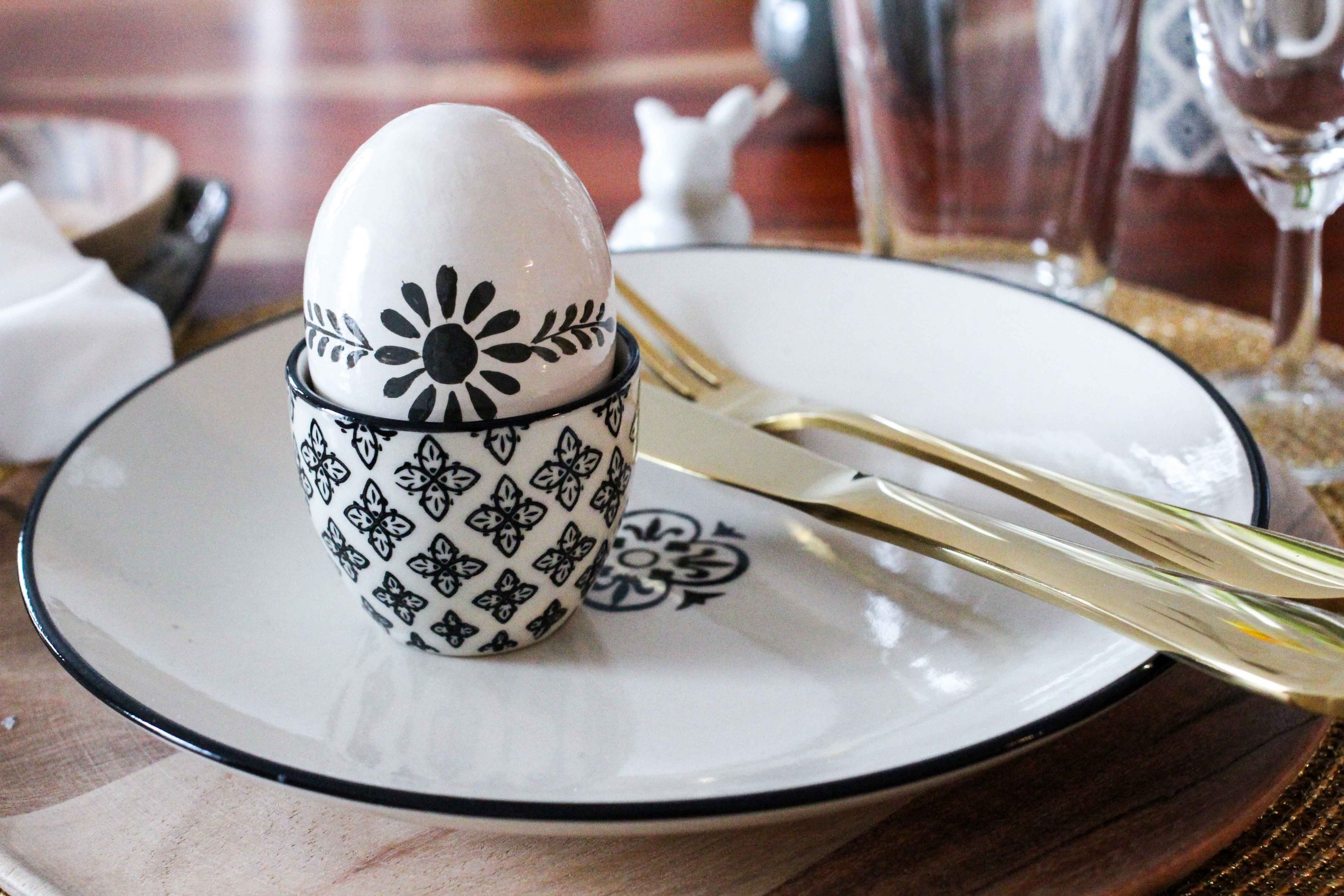 Eierbecher Oster Tisch Dekoration skandinavisches Design Ib Laursen Ostern Tisch dekorieren Besteck Gold Holzteller Interior Blog Ostereier Ediths