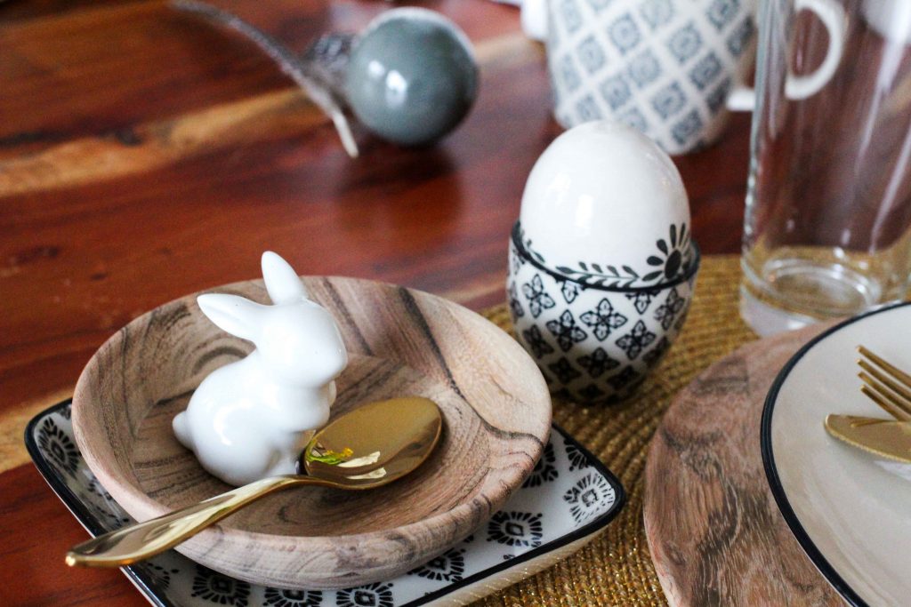 Oster Tisch Dekoration skandinavisches Design Ib Laursen Ostern Tisch dekorieren Besteck Gold Holzschale Osterhase Interior Blog Ostereier Ediths
